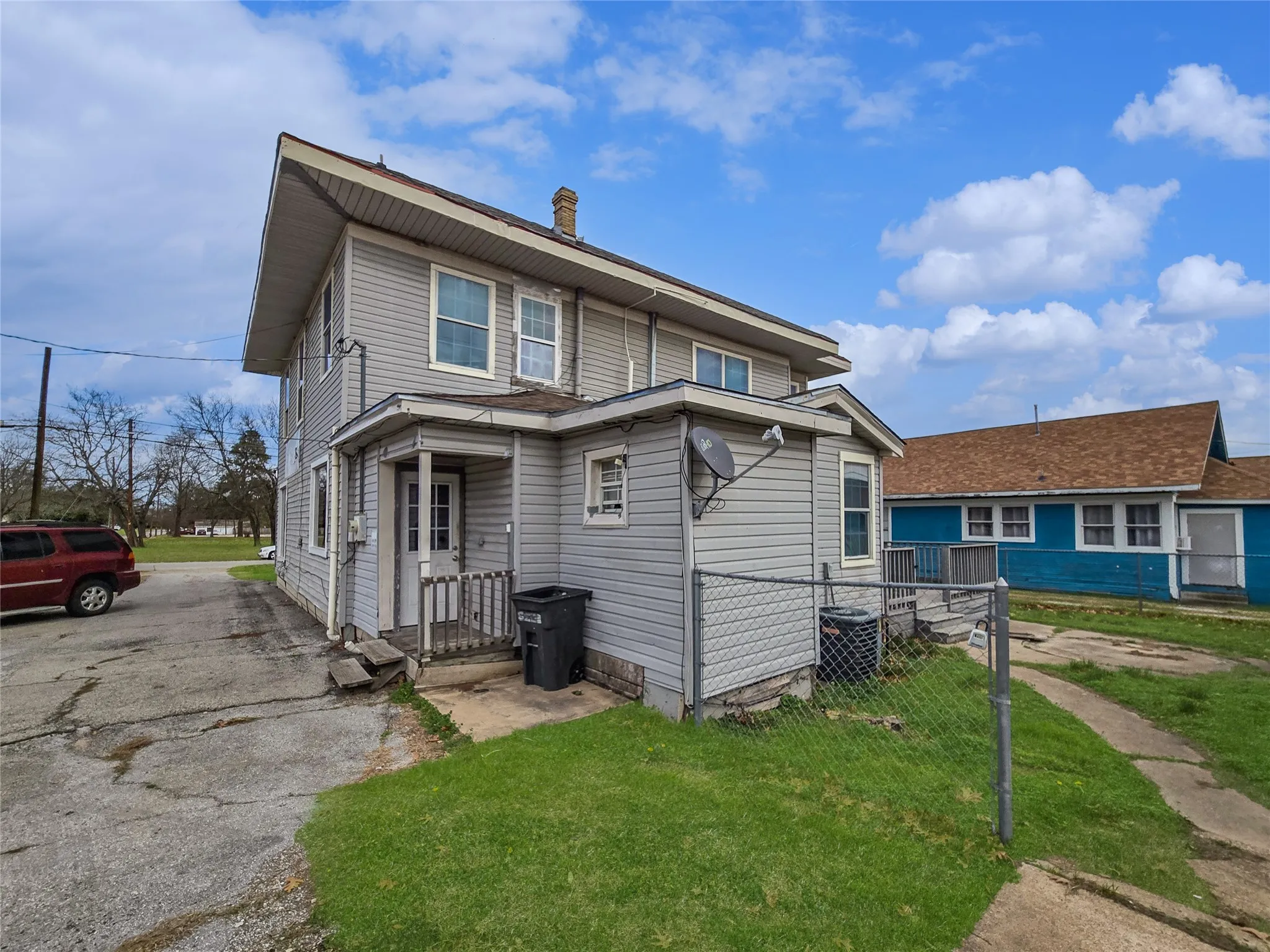 Triplex For Sale in Kaufman County , 507 W Nash Street, Terrell, Texas 75160, 6 Bedroom, 4 Bathroom, Garage spaces, 0 Sqft, built in 1917, Preowned, mls#21151671, Real Estate Agent in Terrell, Homes For Sale in Kaufman county, Homes For Sale in Terrell, Realtor in Terrell Texas, Real Estate Brokerage Independent Realty Texas, Luminita Cordes Realtor