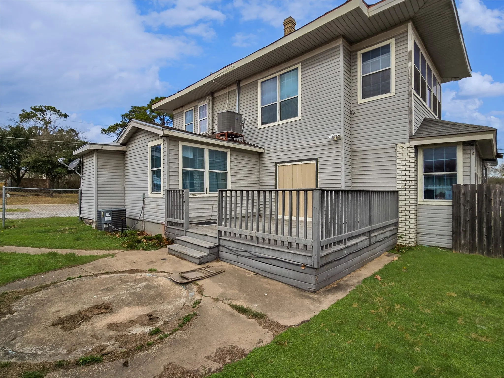 Triplex For Sale in Kaufman County , 507 W Nash Street, Terrell, Texas 75160, 6 Bedroom, 4 Bathroom, Garage spaces, 0 Sqft, built in 1917, Preowned, mls#21151671, Real Estate Agent in Terrell, Homes For Sale in Kaufman county, Homes For Sale in Terrell, Realtor in Terrell Texas, Real Estate Brokerage Independent Realty Texas, Luminita Cordes Realtor