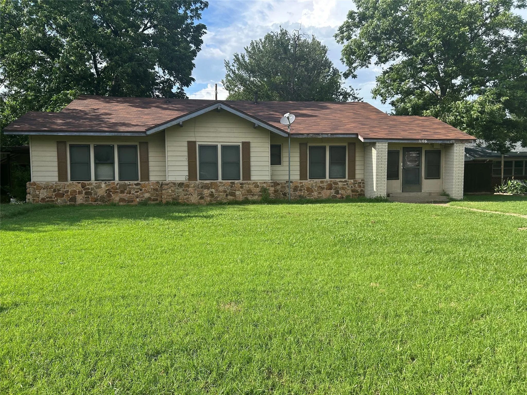 Single Family Residence For Sale in Young County , 1106 Payne, Olney, Texas 76374, 3 Bedrooms, 2 Bathrooms, 2 Garage spaces, 1,805 Sqft, built in 1960, Price $155,000, mls#21151860, Real Estate Agent in Olney, Homes For Sale in Young county, Homes For Sale in Olney, Realtor in Olney Texas, Real Estate Brokerage Independent Realty Texas, Luminita Cordes Realtor