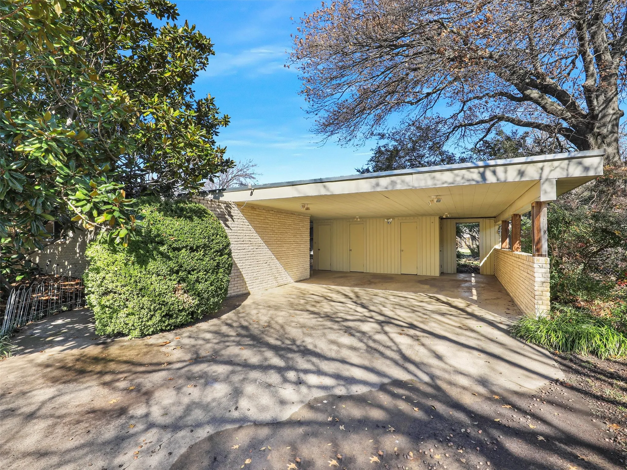 Single Family Residence For Sale in Collin County , 1102 N Graves Street, Mc Kinney, Texas 75069, 3 Bedrooms, 2 Bathrooms, Garage spaces, 2,181 Sqft, built in 1971, Preowned, Price $609,111, mls#21151870, Real Estate Agent in Mc Kinney, Homes For Sale in Collin county, Homes For Sale in Mc Kinney, Realtor in Mc Kinney Texas, Real Estate Brokerage Independent Realty Texas, Luminita Cordes Realtor