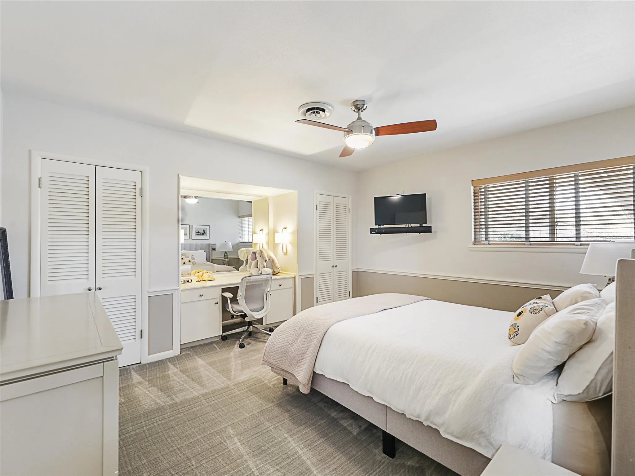 Secondary bedroom with flexible use for guests or office space
