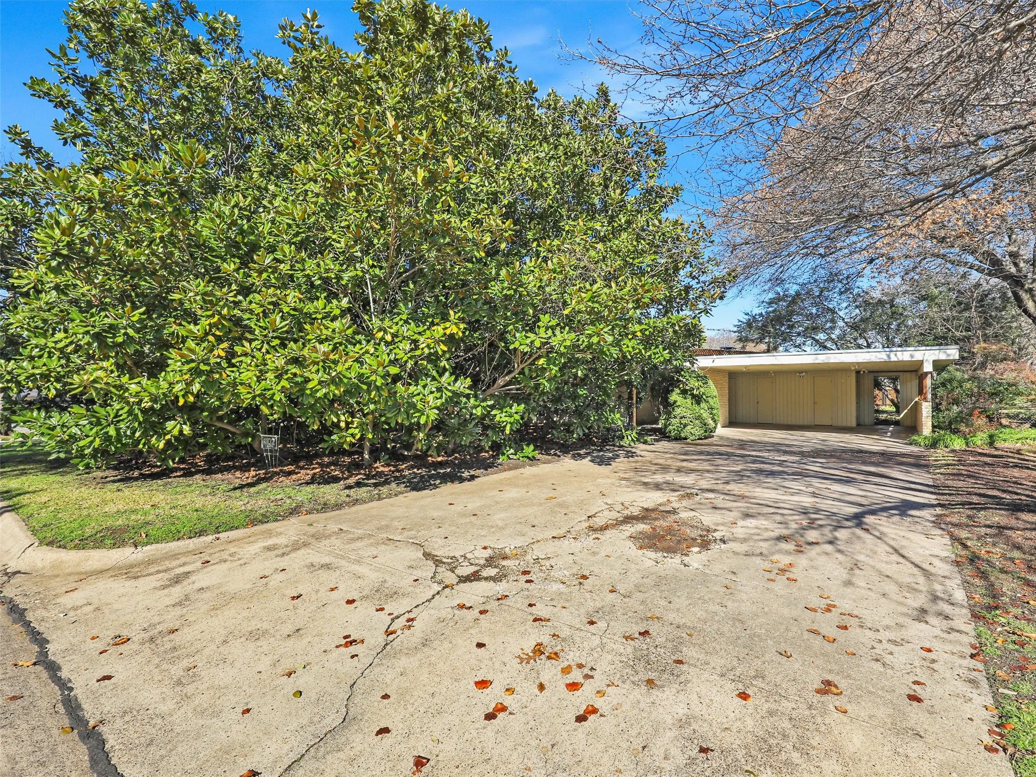 Single Family Residence For Sale in Collin County , 1102 N Graves Street, Mc Kinney, Texas 75069, 3 Bedrooms, 2 Bathrooms, Garage spaces, 2,181 Sqft, built in 1971, Preowned, Price $609,111, mls#21151870, Real Estate Agent in Mc Kinney, Homes For Sale in Collin county, Homes For Sale in Mc Kinney, Realtor in Mc Kinney Texas, Real Estate Brokerage Independent Realty Texas, Luminita Cordes Realtor