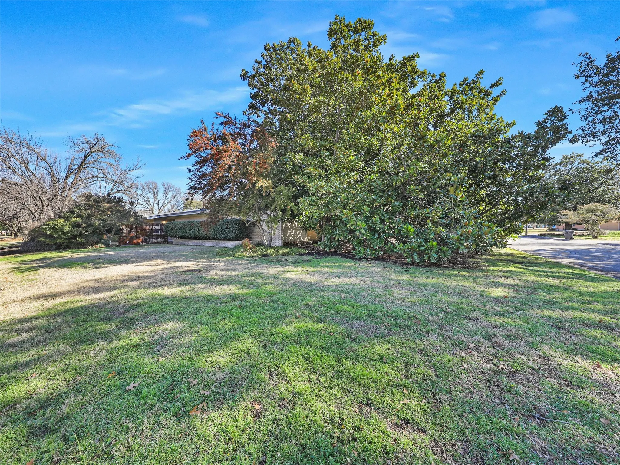 Single Family Residence For Sale in Collin County , 1102 N Graves Street, Mc Kinney, Texas 75069, 3 Bedrooms, 2 Bathrooms, Garage spaces, 2,181 Sqft, built in 1971, Preowned, Price $609,111, mls#21151870, Real Estate Agent in Mc Kinney, Homes For Sale in Collin county, Homes For Sale in Mc Kinney, Realtor in Mc Kinney Texas, Real Estate Brokerage Independent Realty Texas, Luminita Cordes Realtor