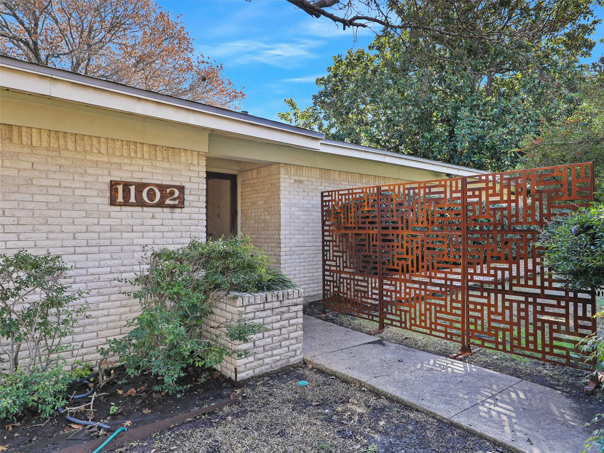 Single Family Residence For Sale in Collin County , 1102 N Graves Street, Mc Kinney, Texas 75069, 3 Bedrooms, 2 Bathrooms, Garage spaces, 2,181 Sqft, built in 1971, Preowned, Price $609,111, mls#21151870, Real Estate Agent in Mc Kinney, Homes For Sale in Collin county, Homes For Sale in Mc Kinney, Realtor in Mc Kinney Texas, Real Estate Brokerage Independent Realty Texas, Luminita Cordes Realtor