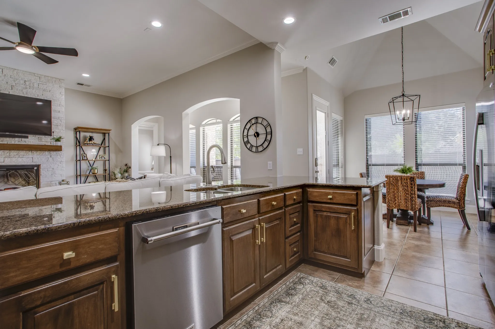 Single Family Residence For Sale in Dallas County , 416 Stone Canyon Drive, Sunnyvale, Texas 75182, 4 Bedroom, 4 Bathroom, 3 Garage spaces, 3,293 Sqft, built in 2002, Preowned, mls#21144557, Real Estate Agent in Sunnyvale, Homes For Sale in Dallas county, Homes For Sale in Sunnyvale, Realtor in Sunnyvale Texas, Real Estate Brokerage Independent Realty Texas, Luminita Cordes Realtor