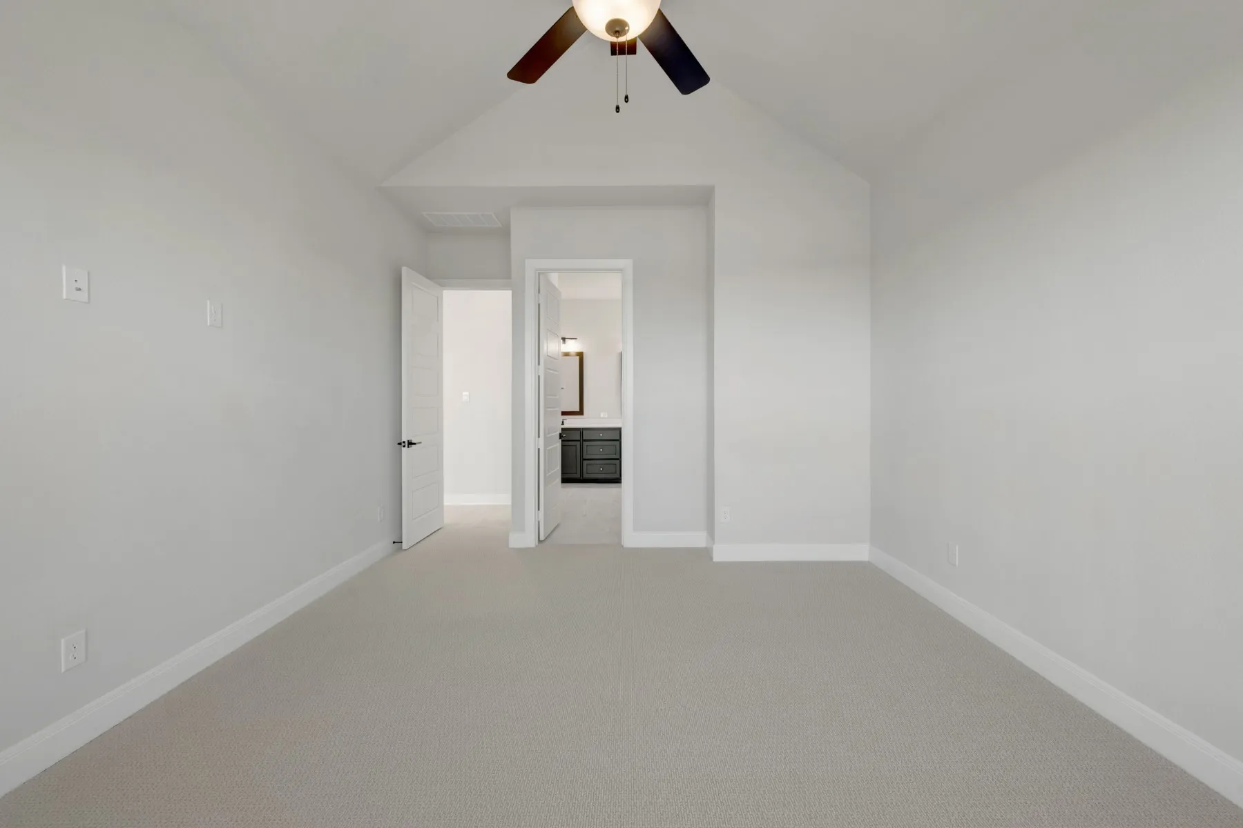 Unfurnished room featuring light carpet and a ceiling fan
