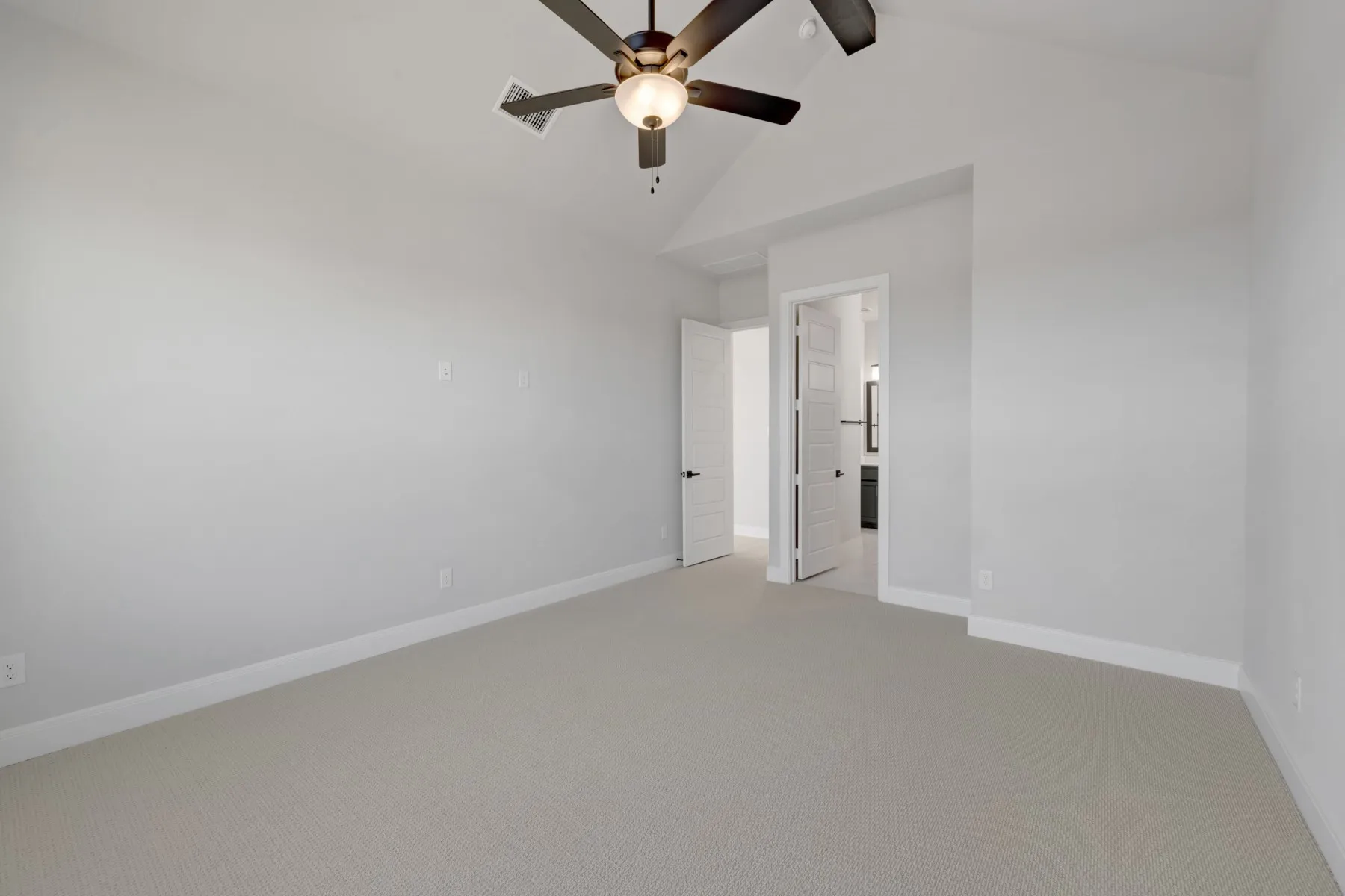 Unfurnished bedroom with carpet flooring and ceiling fan