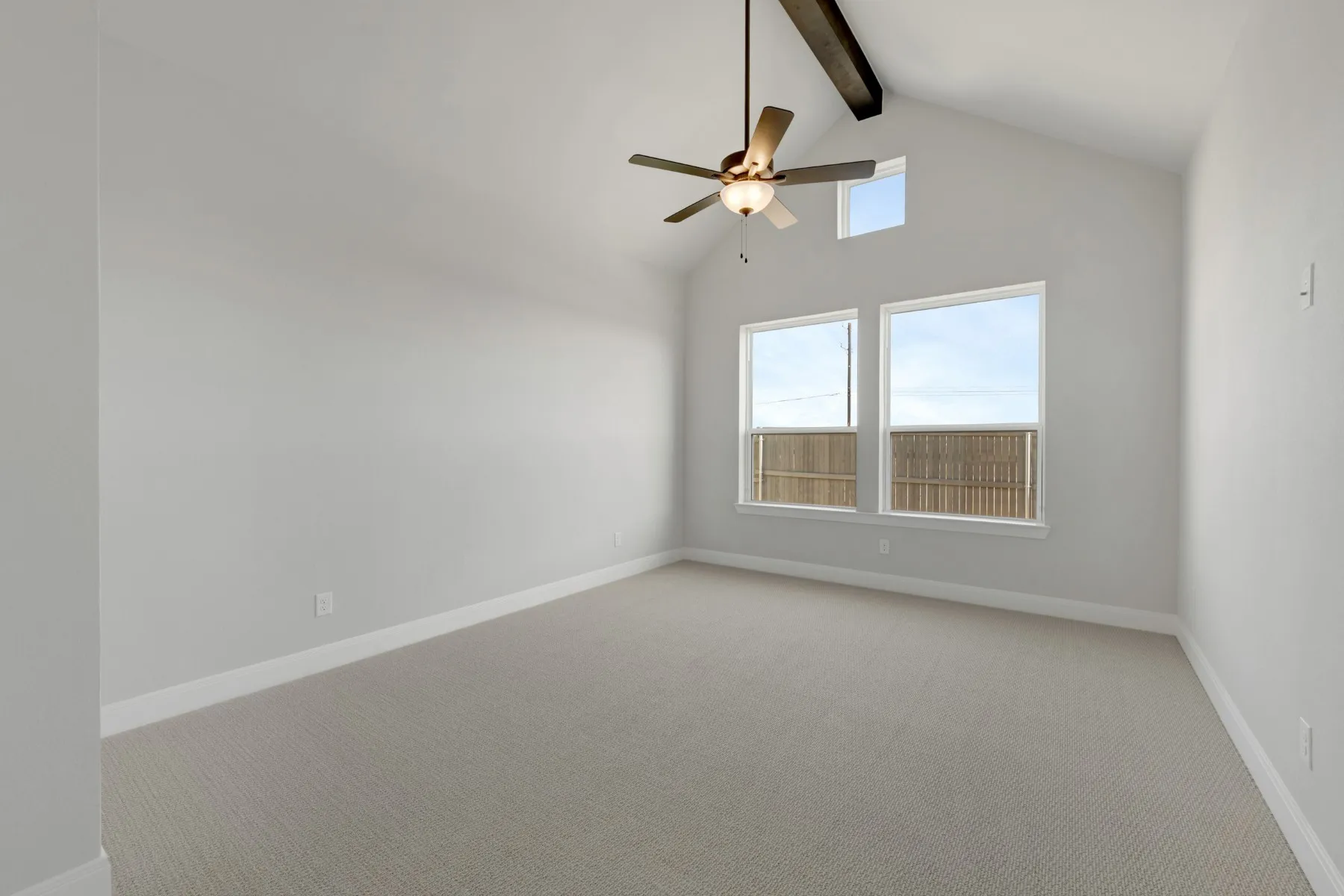 Unfurnished room with carpet and a ceiling fan