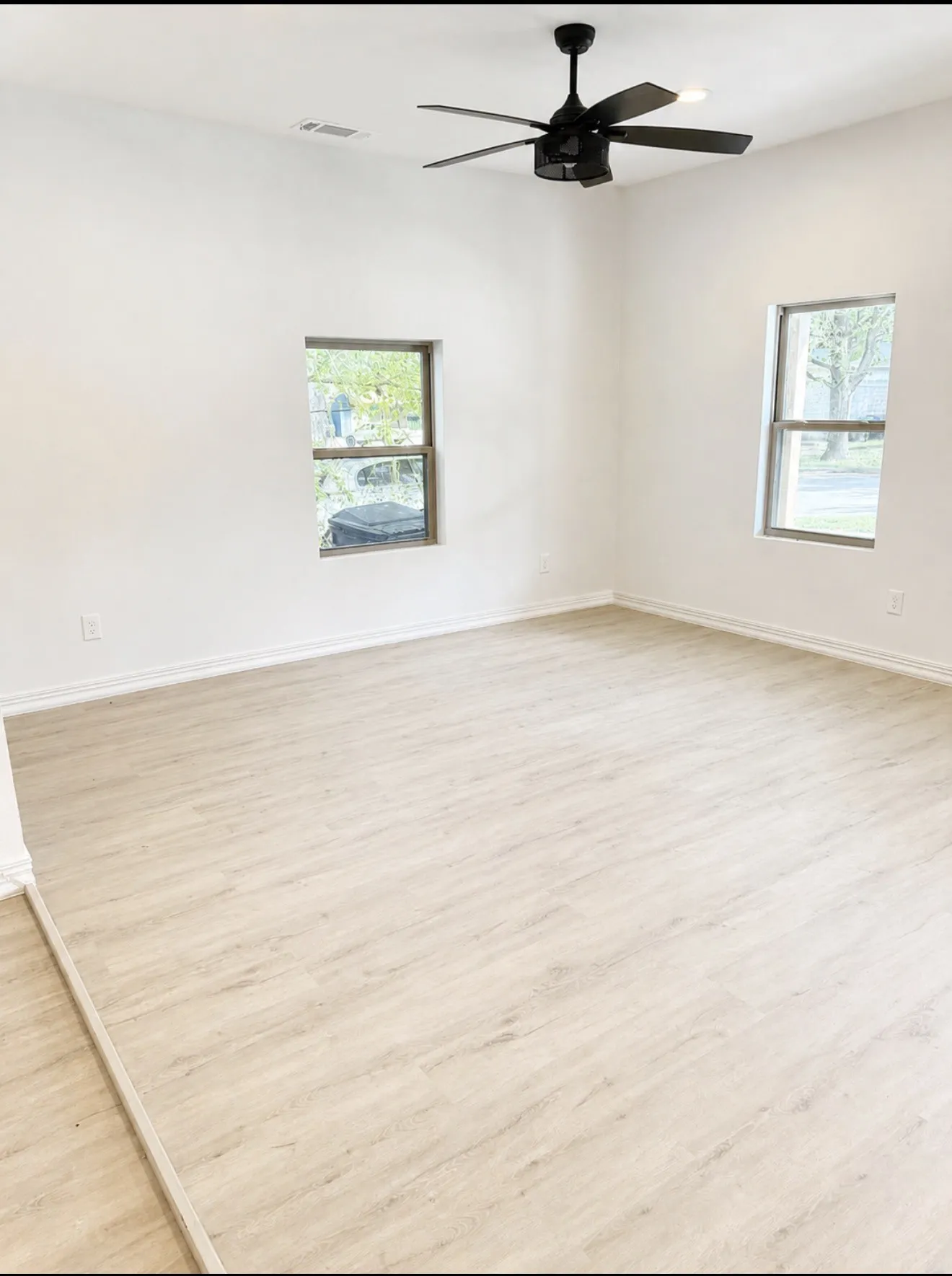 Single Family Residence For Sale in Grayson County , 811 W Day Street, Denison, Texas 75020, 3 Bedroom, 2 Bathroom, Garage spaces, 1,446 Sqft, built in 1930, mls#21152283, Real Estate Agent in Denison, Homes For Sale in Grayson county, Homes For Sale in Denison, Realtor in Denison Texas, Real Estate Brokerage Independent Realty Texas, Luminita Cordes Realtor