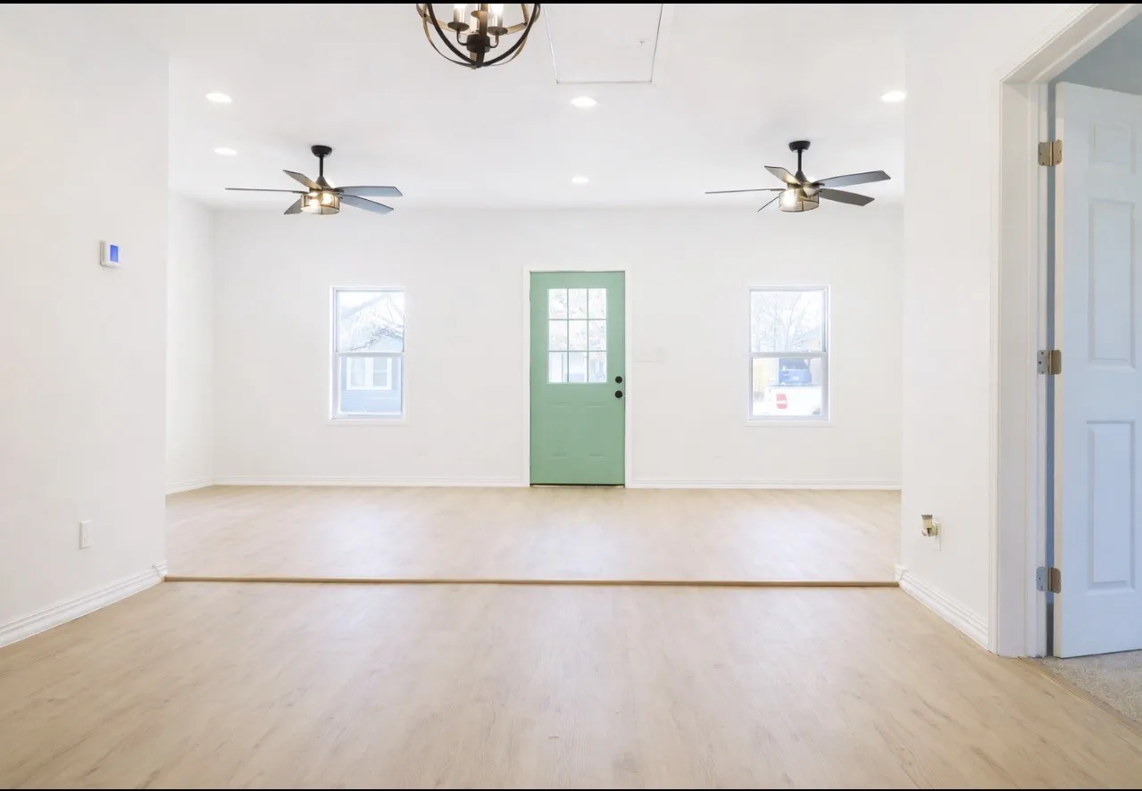Single Family Residence For Sale in Grayson County , 811 W Day Street, Denison, Texas 75020, 3 Bedroom, 2 Bathroom, Garage spaces, 1,446 Sqft, built in 1930, mls#21152283, Real Estate Agent in Denison, Homes For Sale in Grayson county, Homes For Sale in Denison, Realtor in Denison Texas, Real Estate Brokerage Independent Realty Texas, Luminita Cordes Realtor