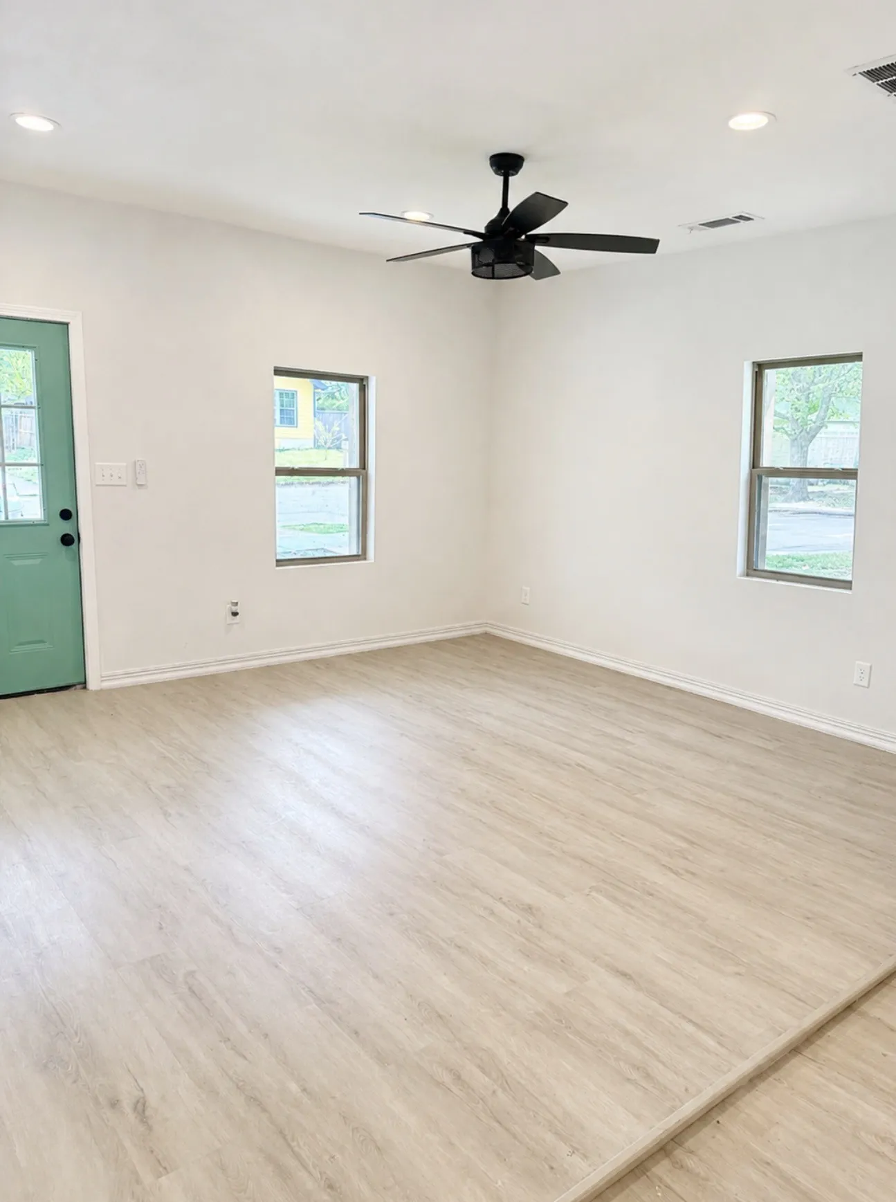 Single Family Residence For Sale in Grayson County , 811 W Day Street, Denison, Texas 75020, 3 Bedroom, 2 Bathroom, Garage spaces, 1,446 Sqft, built in 1930, mls#21152283, Real Estate Agent in Denison, Homes For Sale in Grayson county, Homes For Sale in Denison, Realtor in Denison Texas, Real Estate Brokerage Independent Realty Texas, Luminita Cordes Realtor