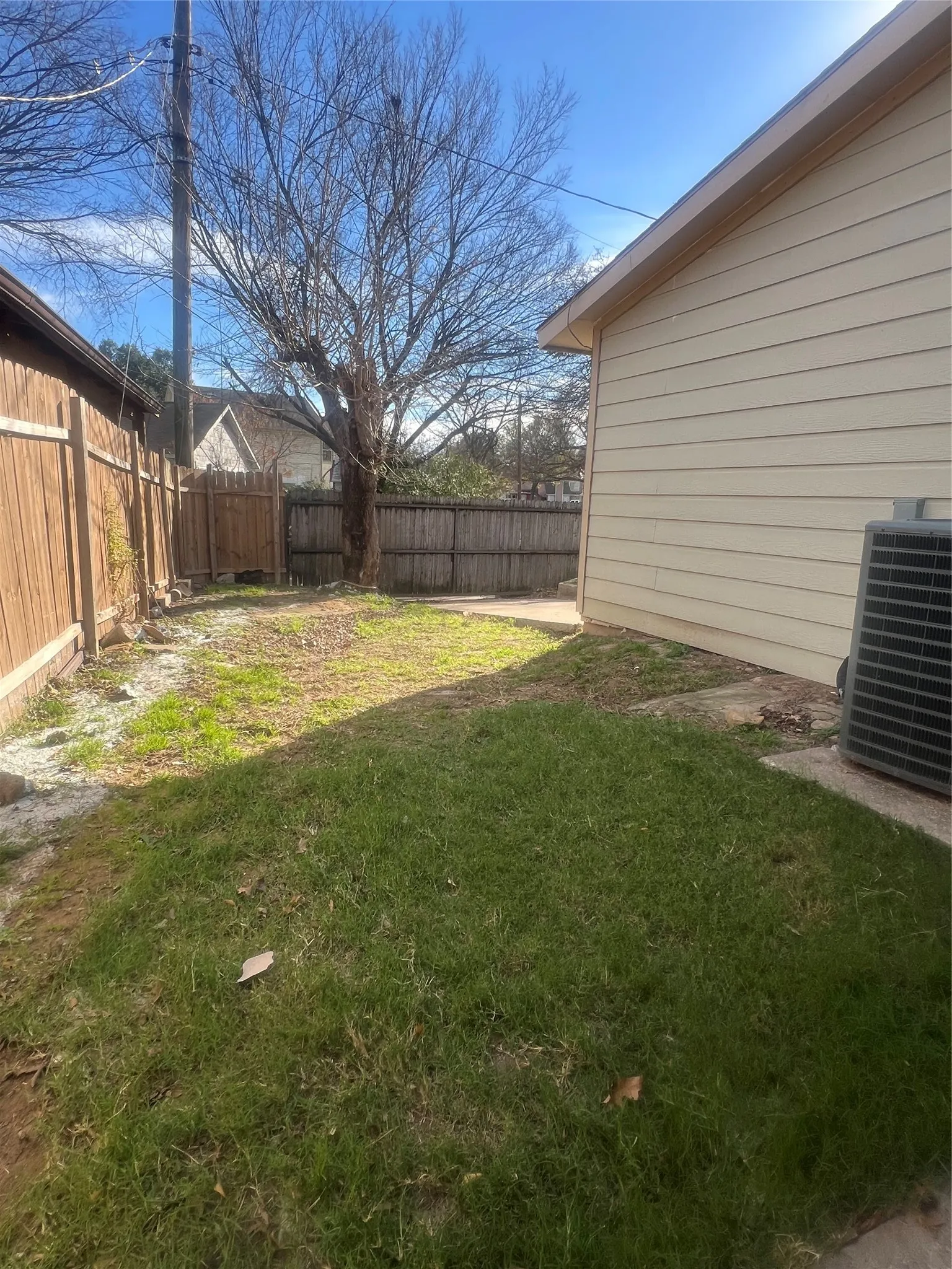 Single Family Residence For Sale in Dallas County , 10636 Wessex Drive, Dallas, Texas 75217, 3 Bedrooms, 2 Bathrooms, 1 Garage spaces, 1,619 Sqft, built in 1985, Preowned, Price $199,500, mls#21152316, Real Estate Agent in Dallas, Homes For Sale in Dallas county, Homes For Sale in Dallas, Realtor in Dallas Texas, Real Estate Brokerage Independent Realty Texas, Luminita Cordes Realtor