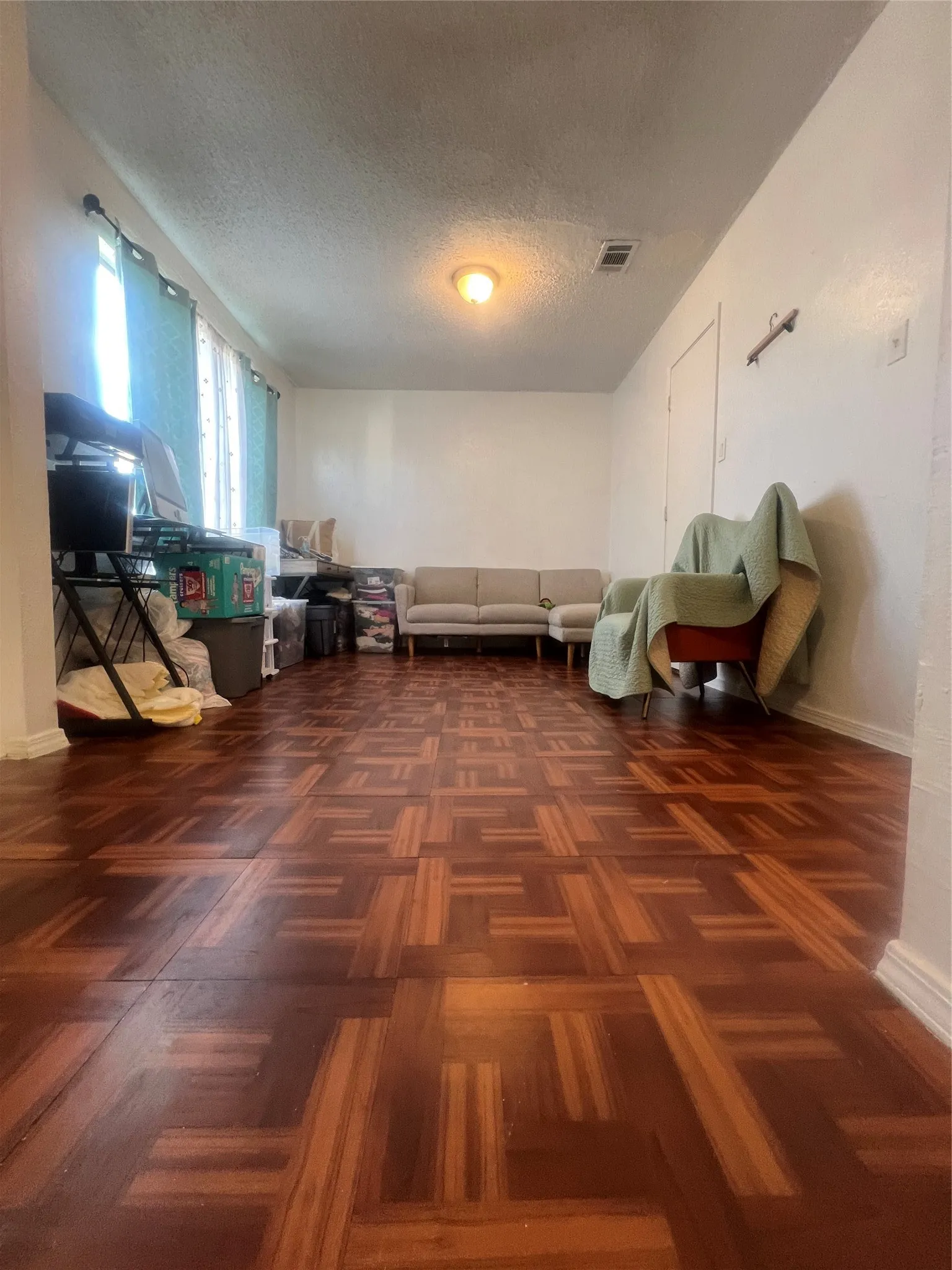 Single Family Residence For Sale in Dallas County , 10636 Wessex Drive, Dallas, Texas 75217, 3 Bedrooms, 2 Bathrooms, 1 Garage spaces, 1,619 Sqft, built in 1985, Preowned, Price $199,500, mls#21152316, Real Estate Agent in Dallas, Homes For Sale in Dallas county, Homes For Sale in Dallas, Realtor in Dallas Texas, Real Estate Brokerage Independent Realty Texas, Luminita Cordes Realtor