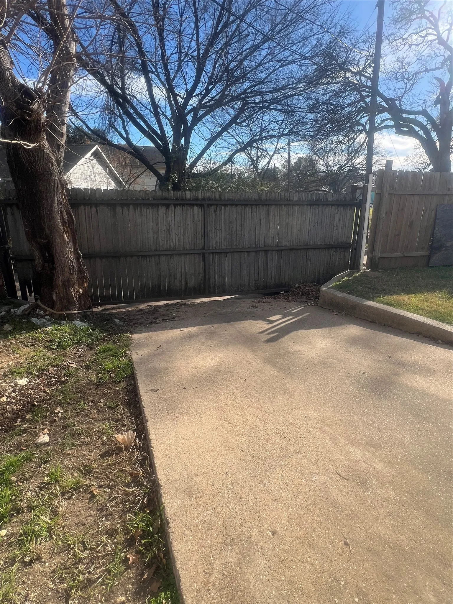 Single Family Residence For Sale in Dallas County , 10636 Wessex Drive, Dallas, Texas 75217, 3 Bedrooms, 2 Bathrooms, 1 Garage spaces, 1,619 Sqft, built in 1985, Preowned, Price $199,500, mls#21152316, Real Estate Agent in Dallas, Homes For Sale in Dallas county, Homes For Sale in Dallas, Realtor in Dallas Texas, Real Estate Brokerage Independent Realty Texas, Luminita Cordes Realtor