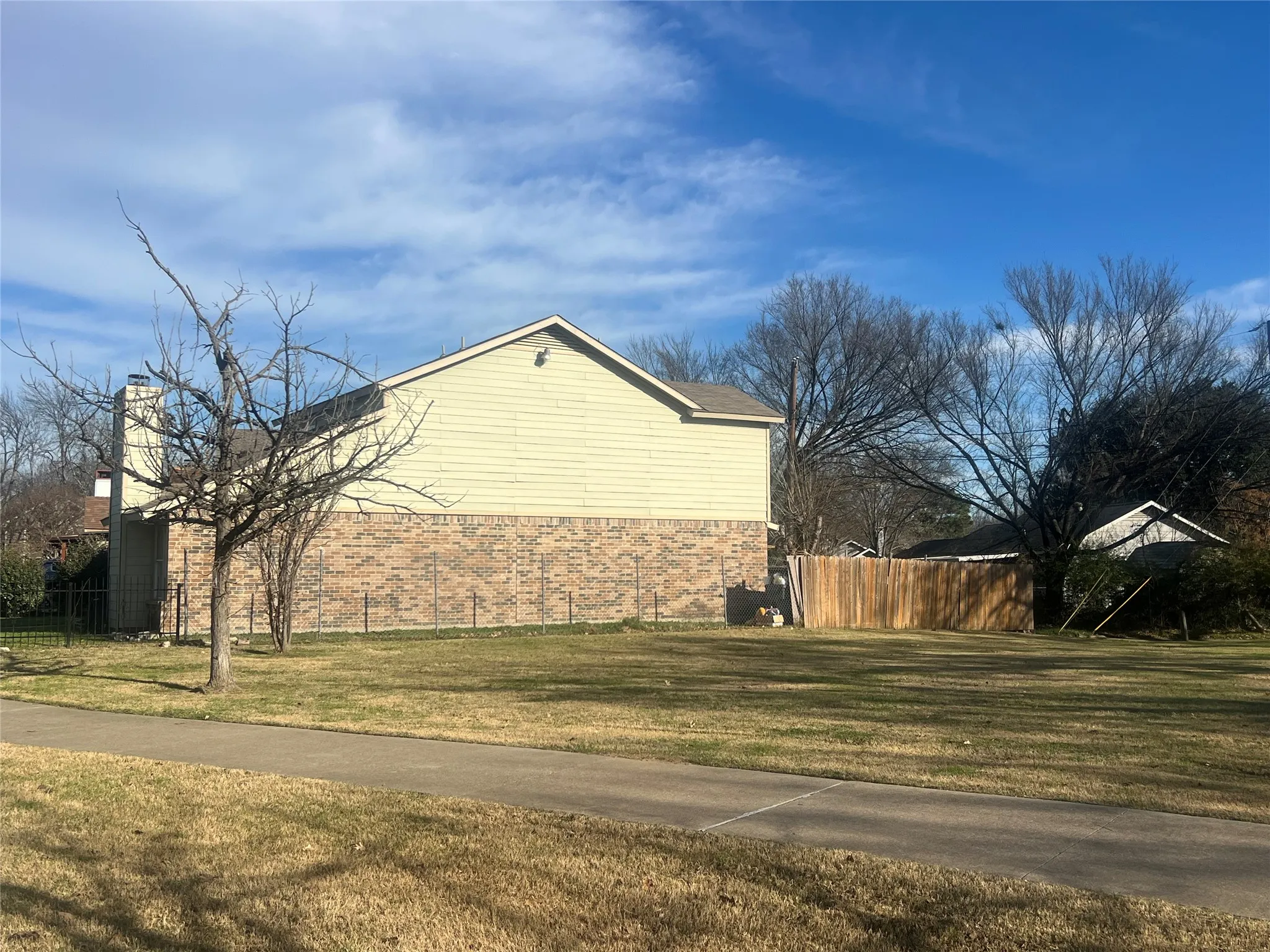 Single Family Residence For Sale in Dallas County , 10636 Wessex Drive, Dallas, Texas 75217, 3 Bedrooms, 2 Bathrooms, 1 Garage spaces, 1,619 Sqft, built in 1985, Preowned, Price $199,500, mls#21152316, Real Estate Agent in Dallas, Homes For Sale in Dallas county, Homes For Sale in Dallas, Realtor in Dallas Texas, Real Estate Brokerage Independent Realty Texas, Luminita Cordes Realtor