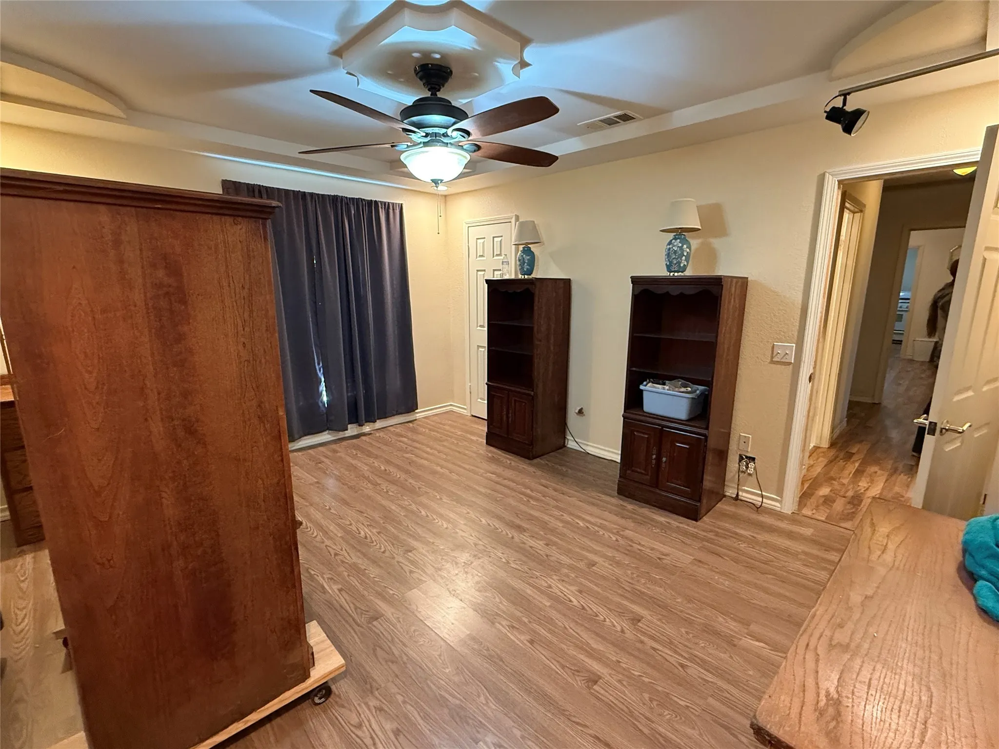 Single Family Residence For Sale in Hamilton County , 609 E Henry, Hamilton, Texas 76531, 2 Bedrooms, 2 Bathrooms, Garage spaces, 1,304 Sqft, built in 1950, Preowned, Price $139,500, mls#21152352, Real Estate Agent in Hamilton, Homes For Sale in Hamilton county, Homes For Sale in Hamilton, Realtor in Hamilton Texas, Real Estate Brokerage Independent Realty Texas, Luminita Cordes Realtor