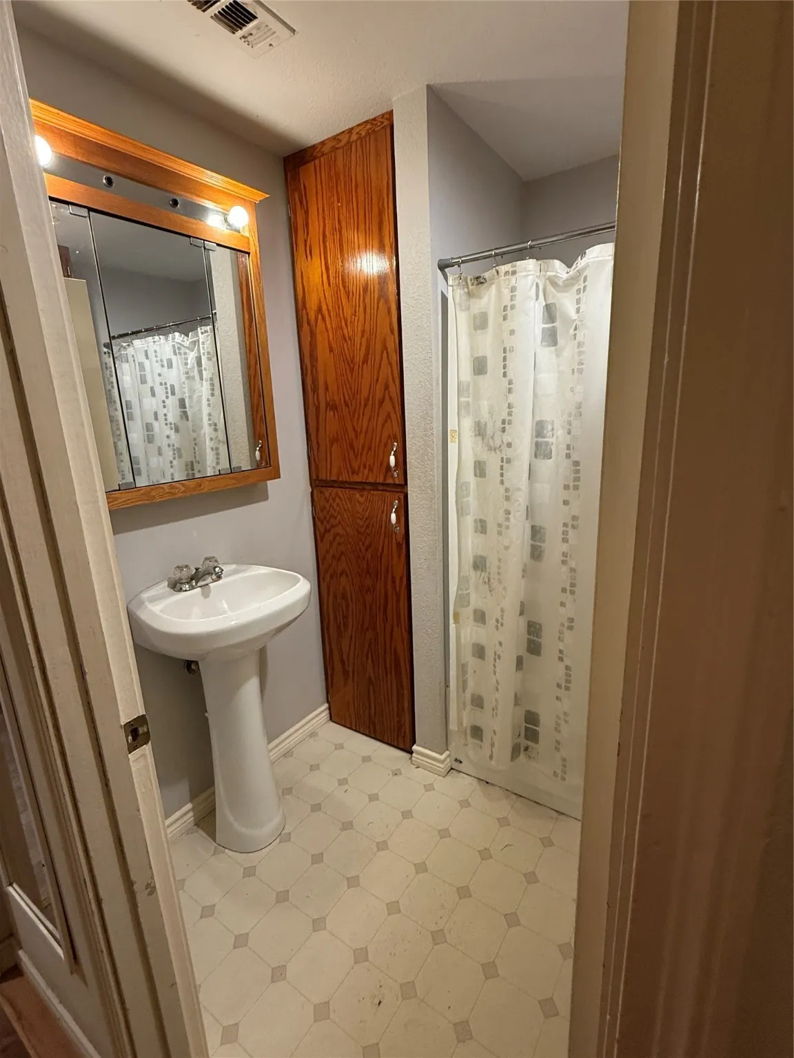 Single Family Residence For Sale in Hamilton County , 609 E Henry, Hamilton, Texas 76531, 2 Bedrooms, 2 Bathrooms, Garage spaces, 1,304 Sqft, built in 1950, Preowned, Price $139,500, mls#21152352, Real Estate Agent in Hamilton, Homes For Sale in Hamilton county, Homes For Sale in Hamilton, Realtor in Hamilton Texas, Real Estate Brokerage Independent Realty Texas, Luminita Cordes Realtor