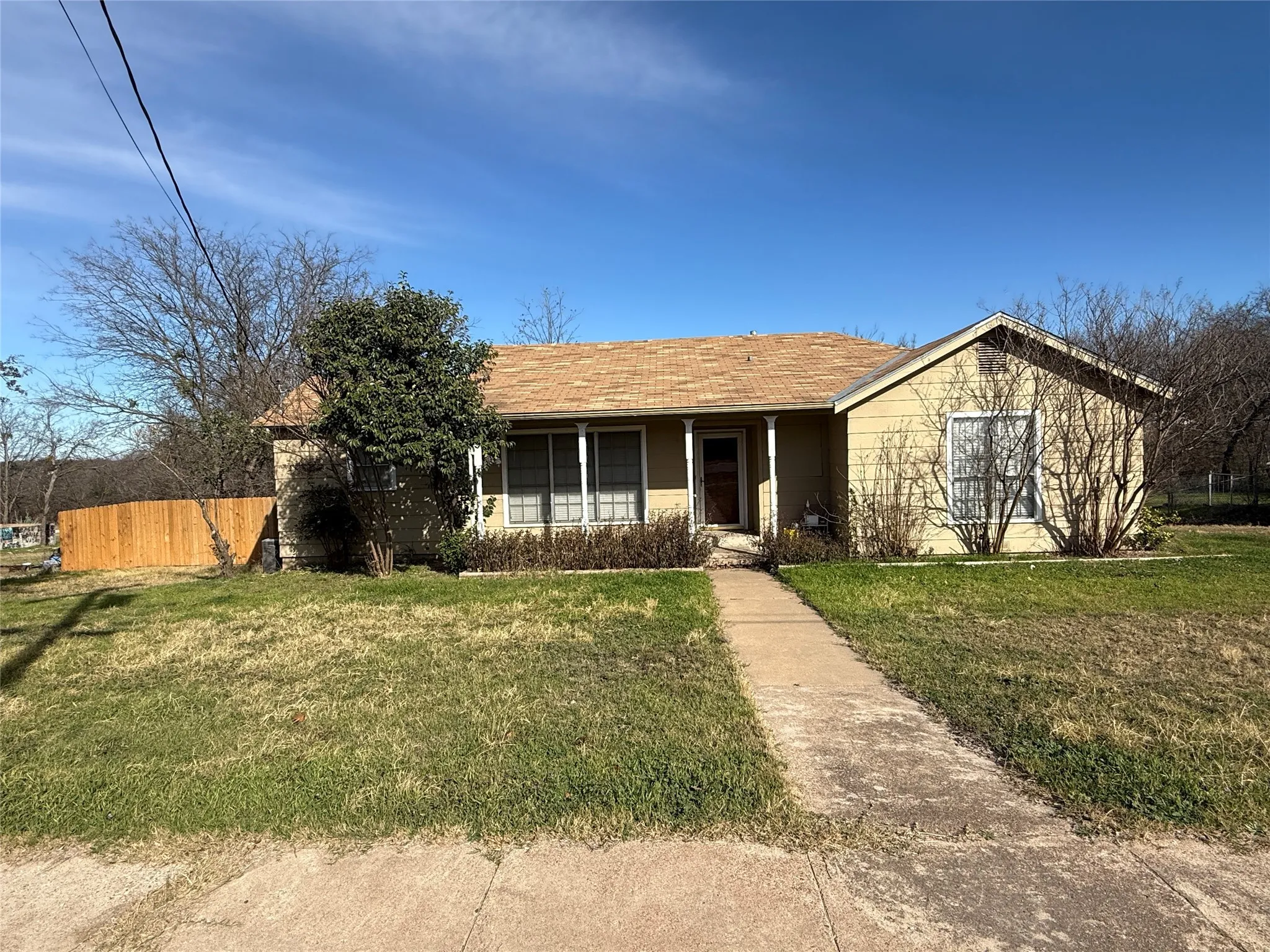 Single Family Residence For Sale in Hamilton County , 609 E Henry, Hamilton, Texas 76531, 2 Bedrooms, 2 Bathrooms, Garage spaces, 1,304 Sqft, built in 1950, Preowned, Price $139,500, mls#21152352, Real Estate Agent in Hamilton, Homes For Sale in Hamilton county, Homes For Sale in Hamilton, Realtor in Hamilton Texas, Real Estate Brokerage Independent Realty Texas, Luminita Cordes Realtor