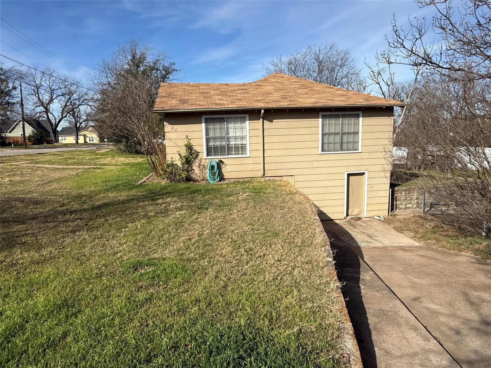 Single Family Residence For Sale in Hamilton County , 609 E Henry, Hamilton, Texas 76531, 2 Bedrooms, 2 Bathrooms, Garage spaces, 1,304 Sqft, built in 1950, Preowned, Price $139,500, mls#21152352, Real Estate Agent in Hamilton, Homes For Sale in Hamilton county, Homes For Sale in Hamilton, Realtor in Hamilton Texas, Real Estate Brokerage Independent Realty Texas, Luminita Cordes Realtor