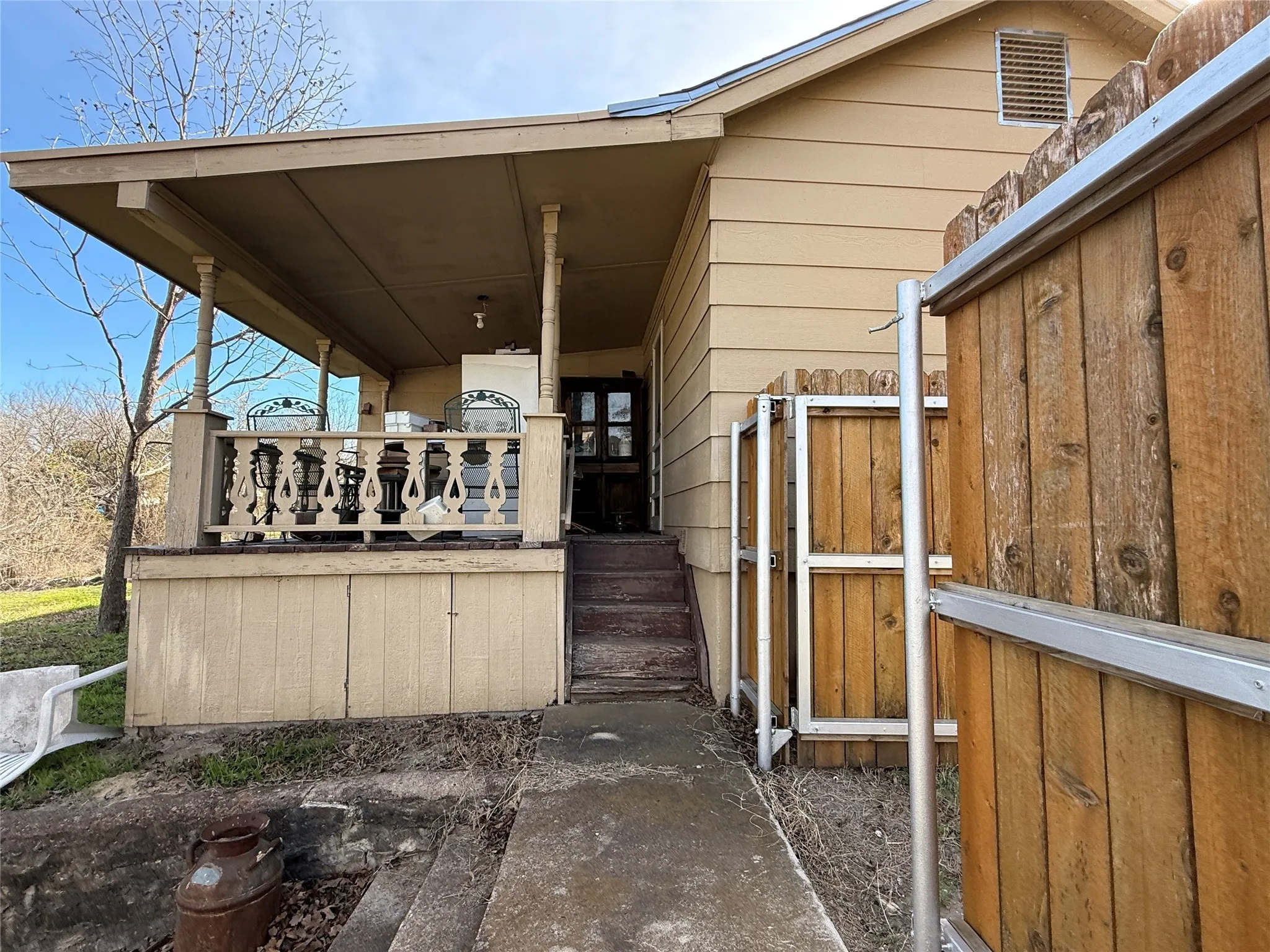 Single Family Residence For Sale in Hamilton County , 609 E Henry, Hamilton, Texas 76531, 2 Bedrooms, 2 Bathrooms, Garage spaces, 1,304 Sqft, built in 1950, Preowned, Price $139,500, mls#21152352, Real Estate Agent in Hamilton, Homes For Sale in Hamilton county, Homes For Sale in Hamilton, Realtor in Hamilton Texas, Real Estate Brokerage Independent Realty Texas, Luminita Cordes Realtor