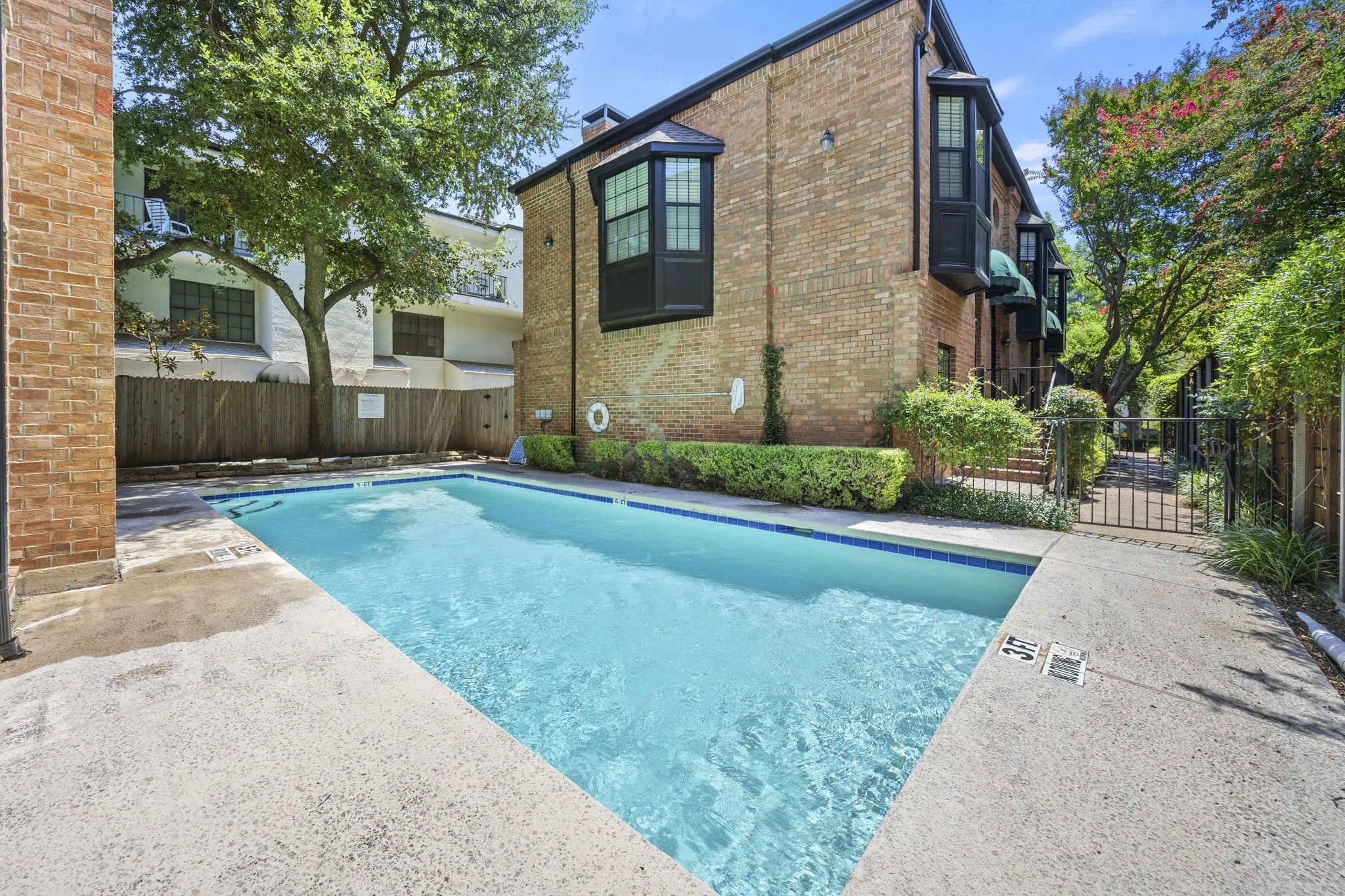 Condominium For Sale in Dallas County , 4143 Newton Avenue B, Dallas, Texas 75219, 1 Bedroom, 2 Bathroom, Garage spaces, 1,007 Sqft, built in 1983, Preowned, mls#21141966, Real Estate Agent in Dallas, Homes For Sale in Dallas county, Homes For Sale in Dallas, Realtor in Dallas Texas, Real Estate Brokerage Independent Realty Texas, Luminita Cordes Realtor