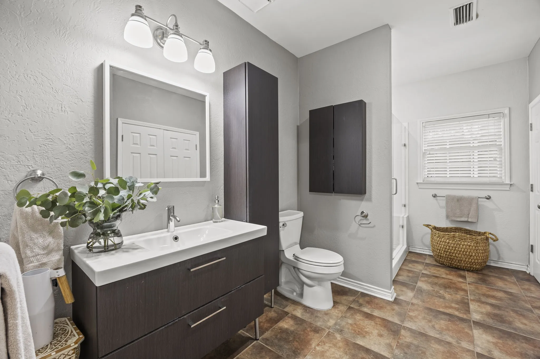 Condominium For Sale in Dallas County , 4143 Newton Avenue B, Dallas, Texas 75219, 1 Bedroom, 2 Bathroom, Garage spaces, 1,007 Sqft, built in 1983, Preowned, mls#21141966, Real Estate Agent in Dallas, Homes For Sale in Dallas county, Homes For Sale in Dallas, Realtor in Dallas Texas, Real Estate Brokerage Independent Realty Texas, Luminita Cordes Realtor