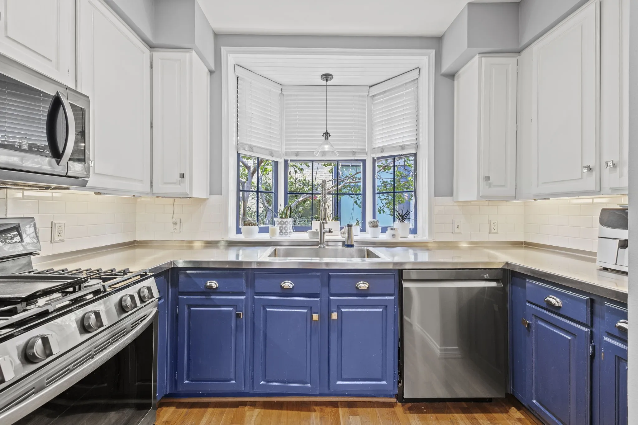 Condominium For Sale in Dallas County , 4143 Newton Avenue B, Dallas, Texas 75219, 1 Bedroom, 2 Bathroom, Garage spaces, 1,007 Sqft, built in 1983, Preowned, mls#21141966, Real Estate Agent in Dallas, Homes For Sale in Dallas county, Homes For Sale in Dallas, Realtor in Dallas Texas, Real Estate Brokerage Independent Realty Texas, Luminita Cordes Realtor