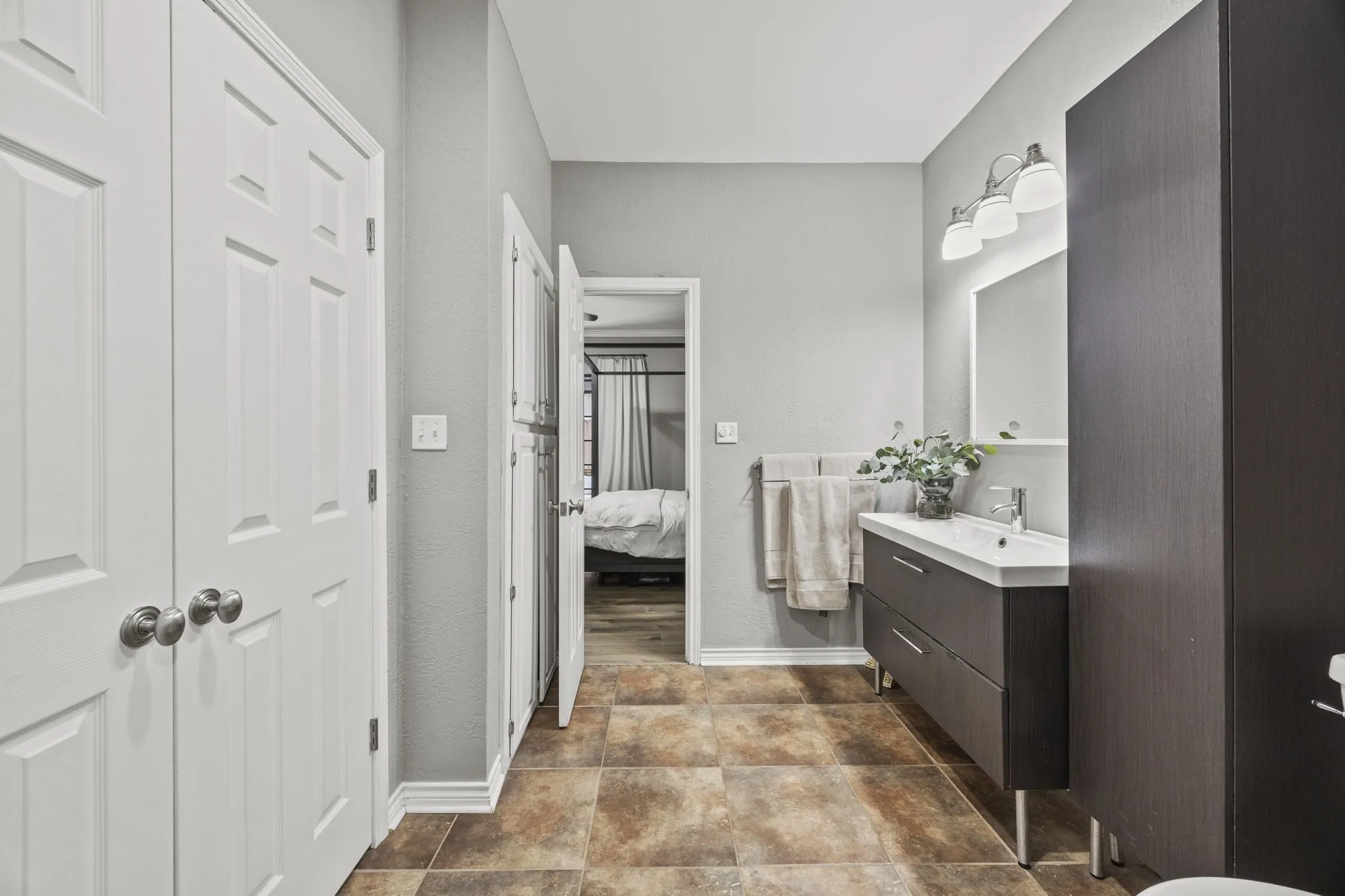 Condominium For Sale in Dallas County , 4143 Newton Avenue B, Dallas, Texas 75219, 1 Bedroom, 2 Bathroom, Garage spaces, 1,007 Sqft, built in 1983, Preowned, mls#21141966, Real Estate Agent in Dallas, Homes For Sale in Dallas county, Homes For Sale in Dallas, Realtor in Dallas Texas, Real Estate Brokerage Independent Realty Texas, Luminita Cordes Realtor