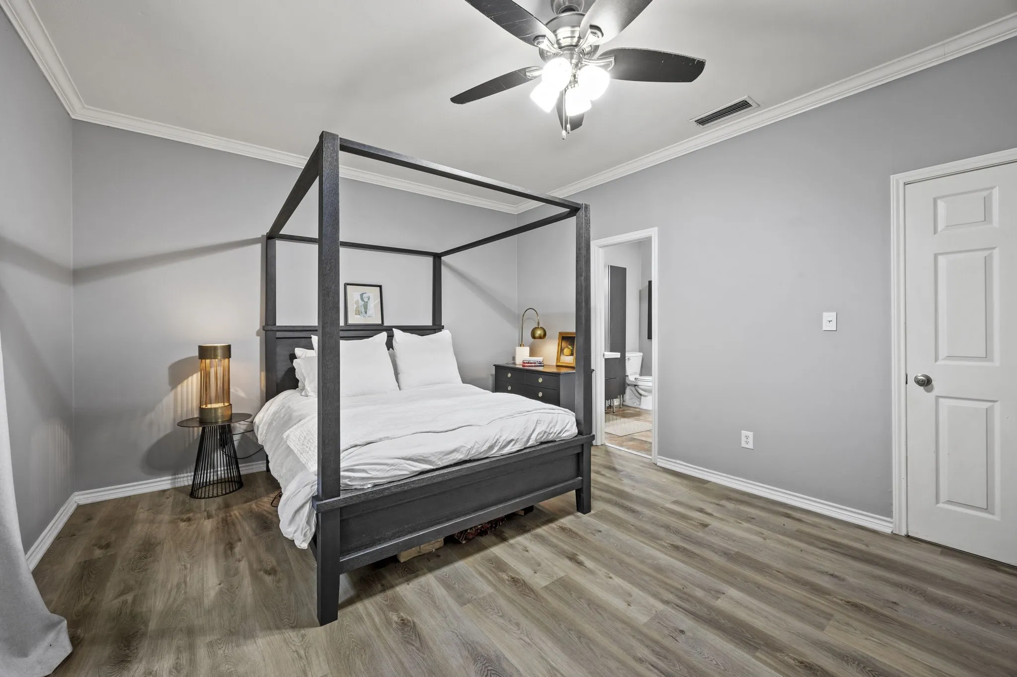 Condominium For Sale in Dallas County , 4143 Newton Avenue B, Dallas, Texas 75219, 1 Bedroom, 2 Bathroom, Garage spaces, 1,007 Sqft, built in 1983, Preowned, mls#21141966, Real Estate Agent in Dallas, Homes For Sale in Dallas county, Homes For Sale in Dallas, Realtor in Dallas Texas, Real Estate Brokerage Independent Realty Texas, Luminita Cordes Realtor