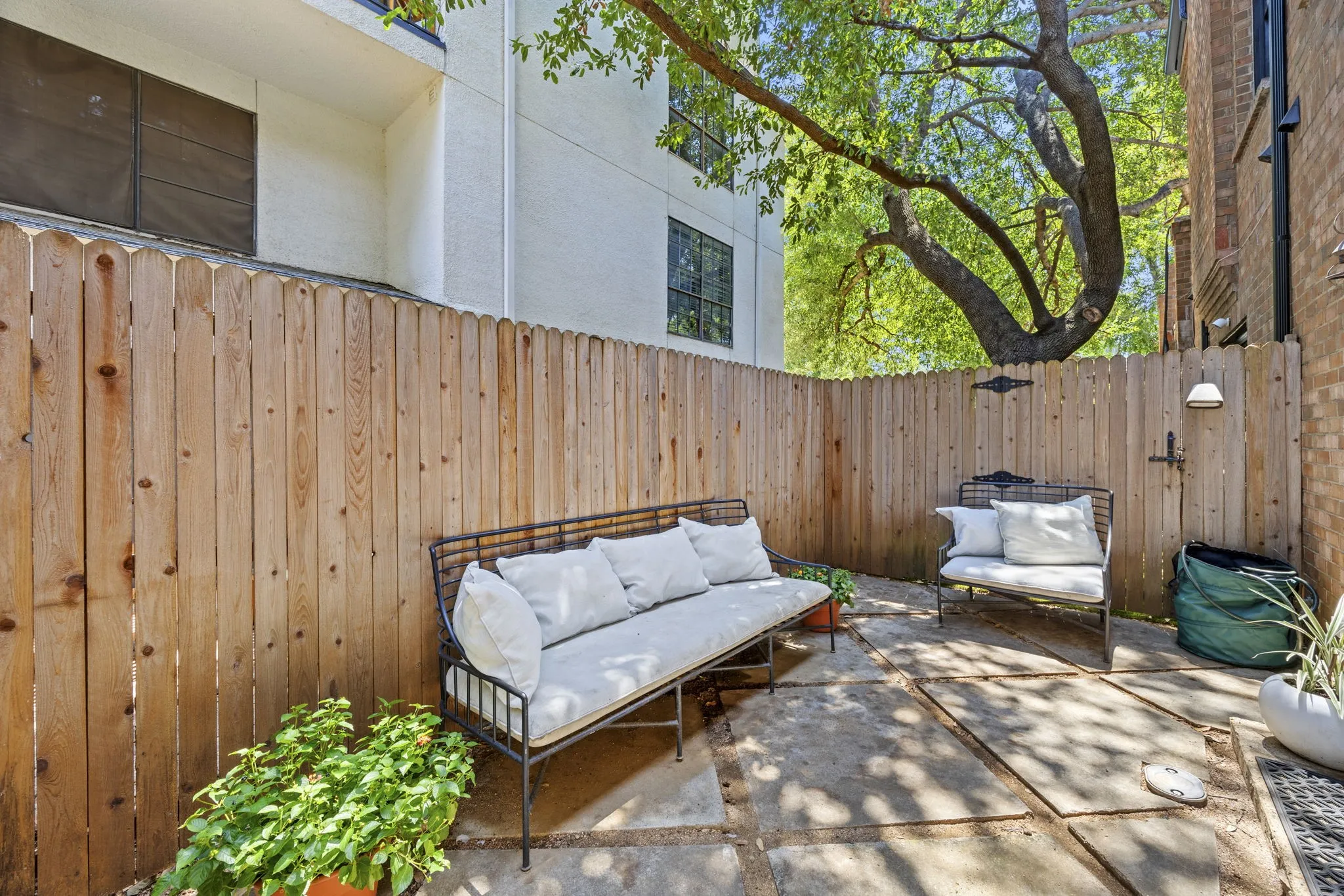 Condominium For Sale in Dallas County , 4143 Newton Avenue B, Dallas, Texas 75219, 1 Bedroom, 2 Bathroom, Garage spaces, 1,007 Sqft, built in 1983, Preowned, mls#21141966, Real Estate Agent in Dallas, Homes For Sale in Dallas county, Homes For Sale in Dallas, Realtor in Dallas Texas, Real Estate Brokerage Independent Realty Texas, Luminita Cordes Realtor
