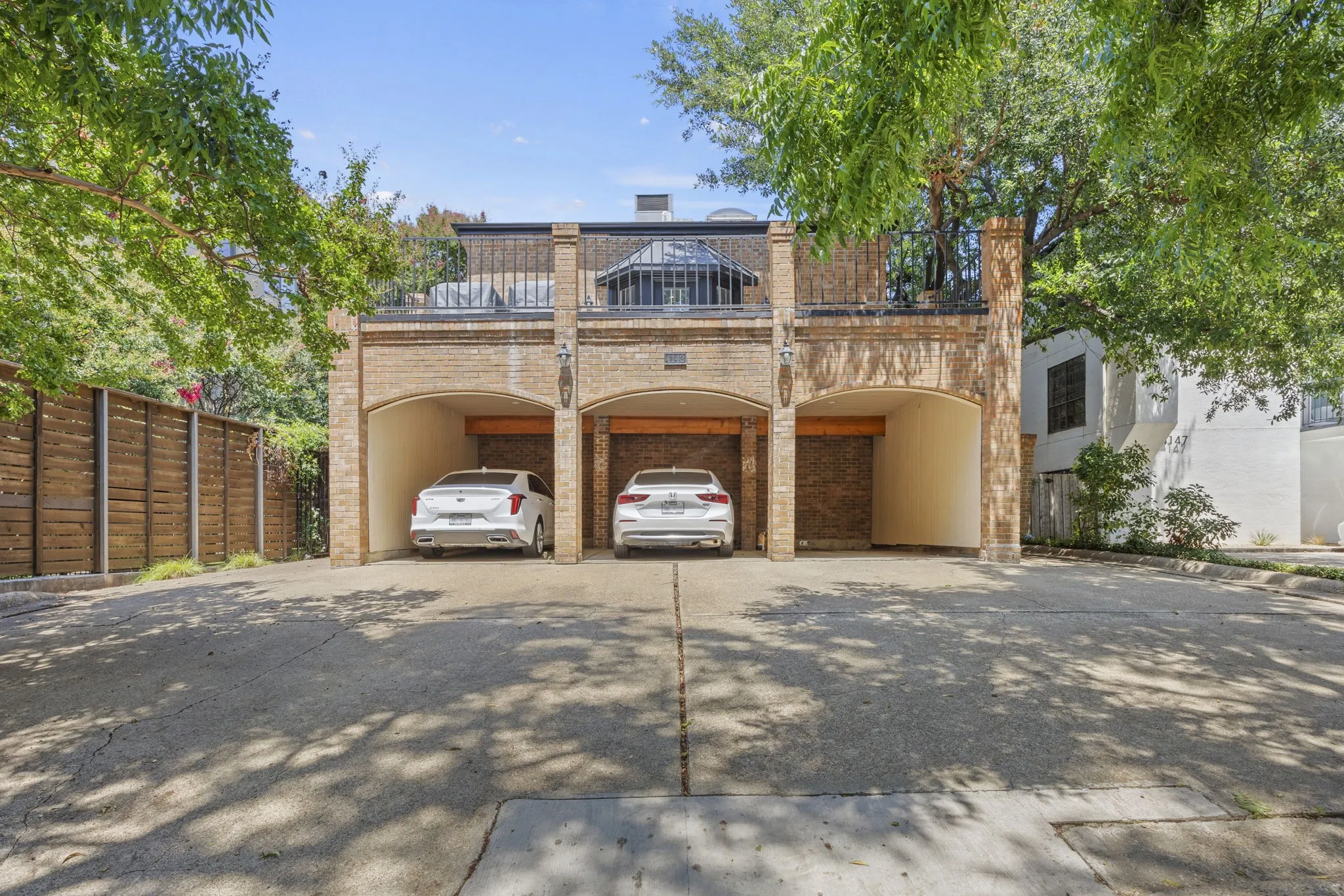Condominium For Sale in Dallas County , 4143 Newton Avenue B, Dallas, Texas 75219, 1 Bedroom, 2 Bathroom, Garage spaces, 1,007 Sqft, built in 1983, Preowned, mls#21141966, Real Estate Agent in Dallas, Homes For Sale in Dallas county, Homes For Sale in Dallas, Realtor in Dallas Texas, Real Estate Brokerage Independent Realty Texas, Luminita Cordes Realtor