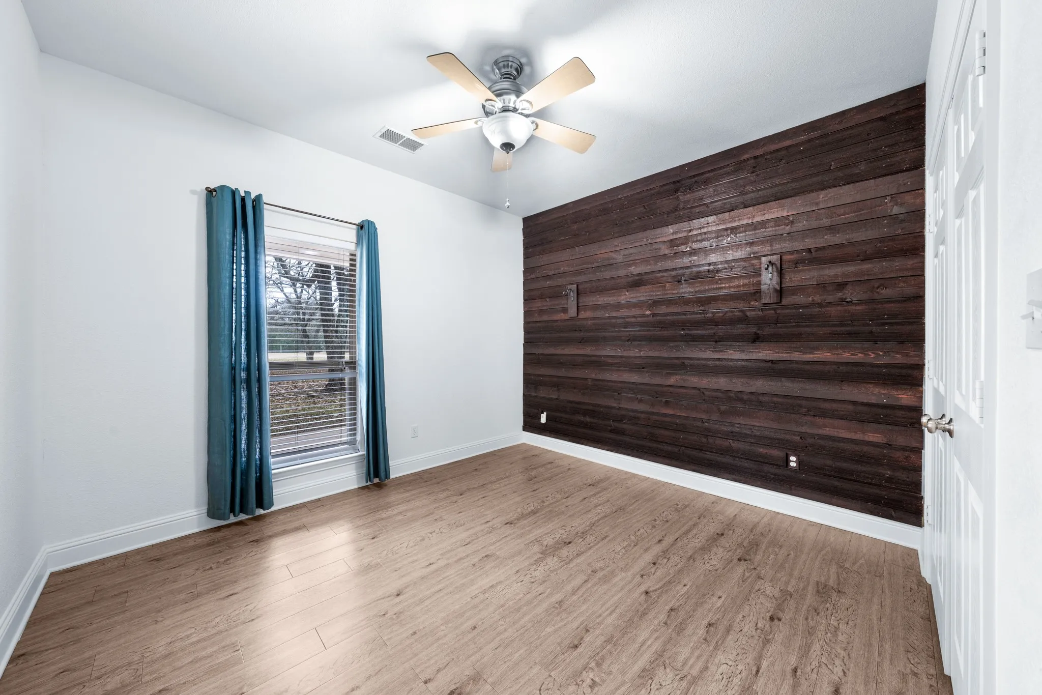Single Family Residence For Sale in Hunt County , 10471 Holly Creek Road, Terrell, Texas 75160, 3 Bedroom, 2 Bathroom, 4 Garage spaces, 2,196 Sqft, built in 2006, Preowned, mls#21137335, Real Estate Agent in Terrell, Homes For Sale in Hunt county, Homes For Sale in Terrell, Realtor in Terrell Texas, Real Estate Brokerage Independent Realty Texas, Luminita Cordes Realtor