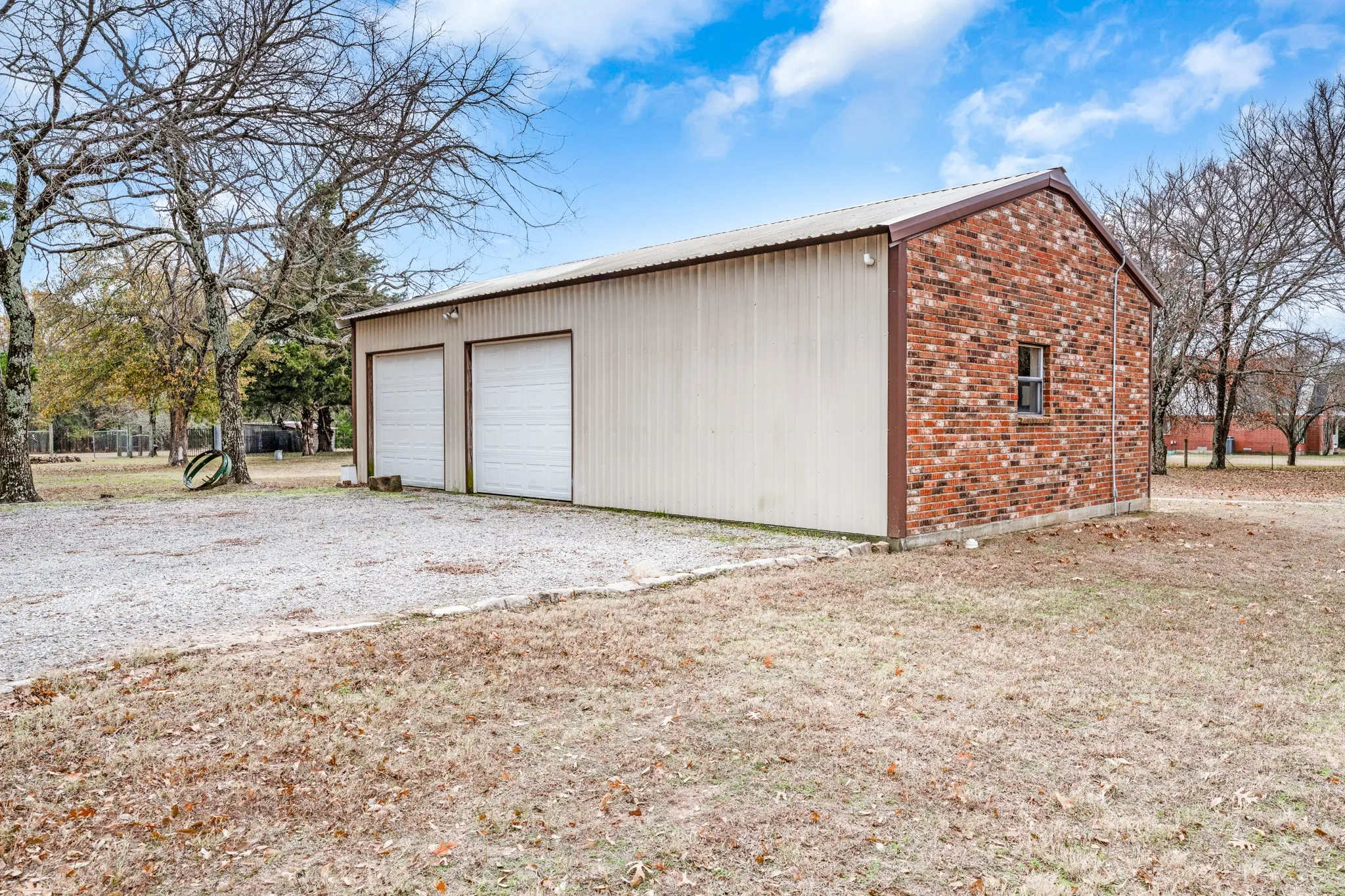 Single Family Residence For Sale in Hunt County , 10471 Holly Creek Road, Terrell, Texas 75160, 3 Bedroom, 2 Bathroom, 4 Garage spaces, 2,196 Sqft, built in 2006, Preowned, mls#21137335, Real Estate Agent in Terrell, Homes For Sale in Hunt county, Homes For Sale in Terrell, Realtor in Terrell Texas, Real Estate Brokerage Independent Realty Texas, Luminita Cordes Realtor