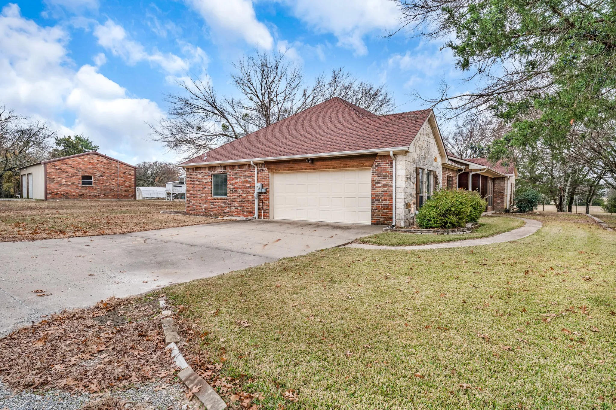 Single Family Residence For Sale in Hunt County , 10471 Holly Creek Road, Terrell, Texas 75160, 3 Bedroom, 2 Bathroom, 4 Garage spaces, 2,196 Sqft, built in 2006, Preowned, mls#21137335, Real Estate Agent in Terrell, Homes For Sale in Hunt county, Homes For Sale in Terrell, Realtor in Terrell Texas, Real Estate Brokerage Independent Realty Texas, Luminita Cordes Realtor
