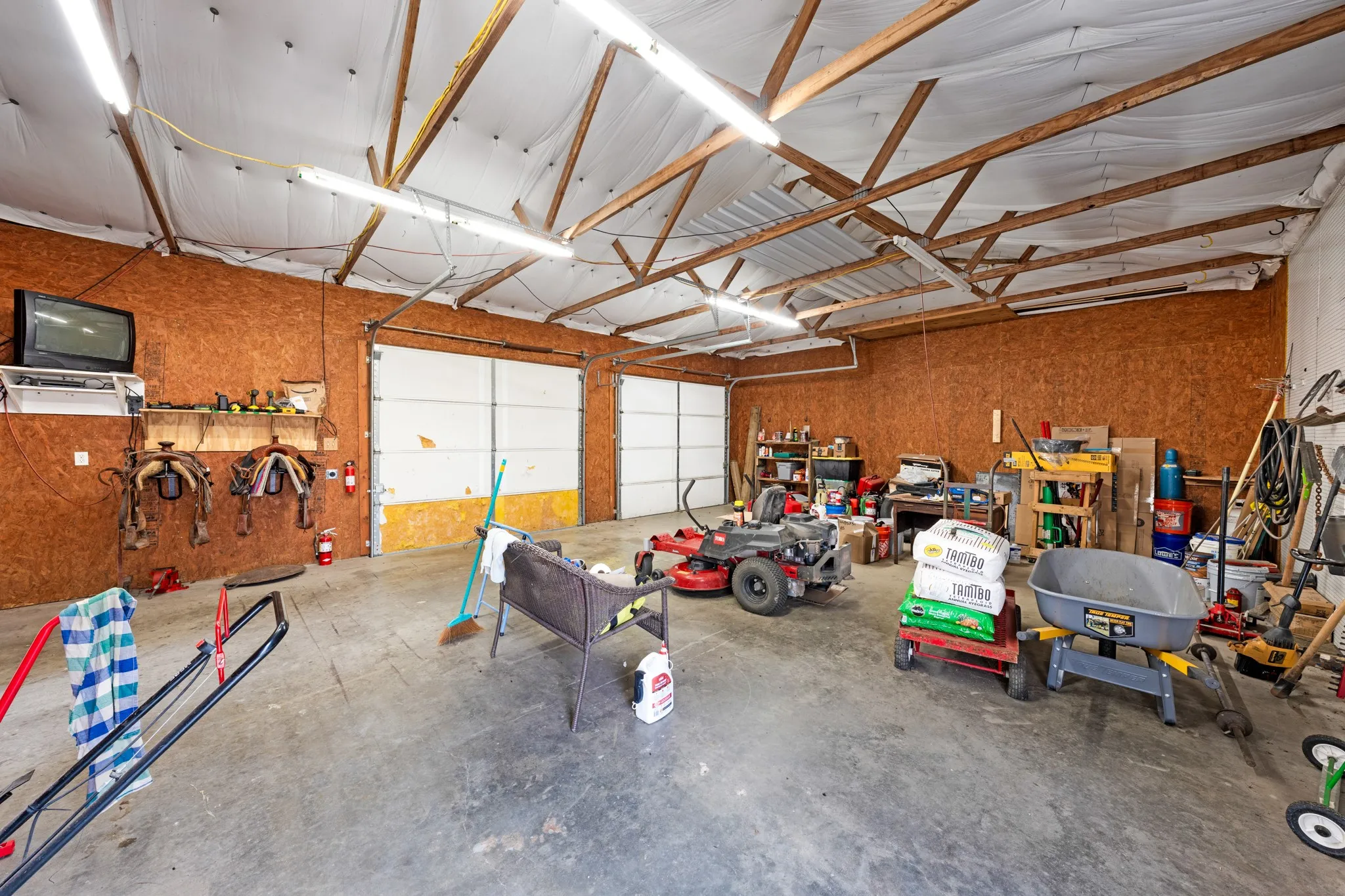 Single Family Residence For Sale in Hunt County , 10471 Holly Creek Road, Terrell, Texas 75160, 3 Bedroom, 2 Bathroom, 4 Garage spaces, 2,196 Sqft, built in 2006, Preowned, mls#21137335, Real Estate Agent in Terrell, Homes For Sale in Hunt county, Homes For Sale in Terrell, Realtor in Terrell Texas, Real Estate Brokerage Independent Realty Texas, Luminita Cordes Realtor