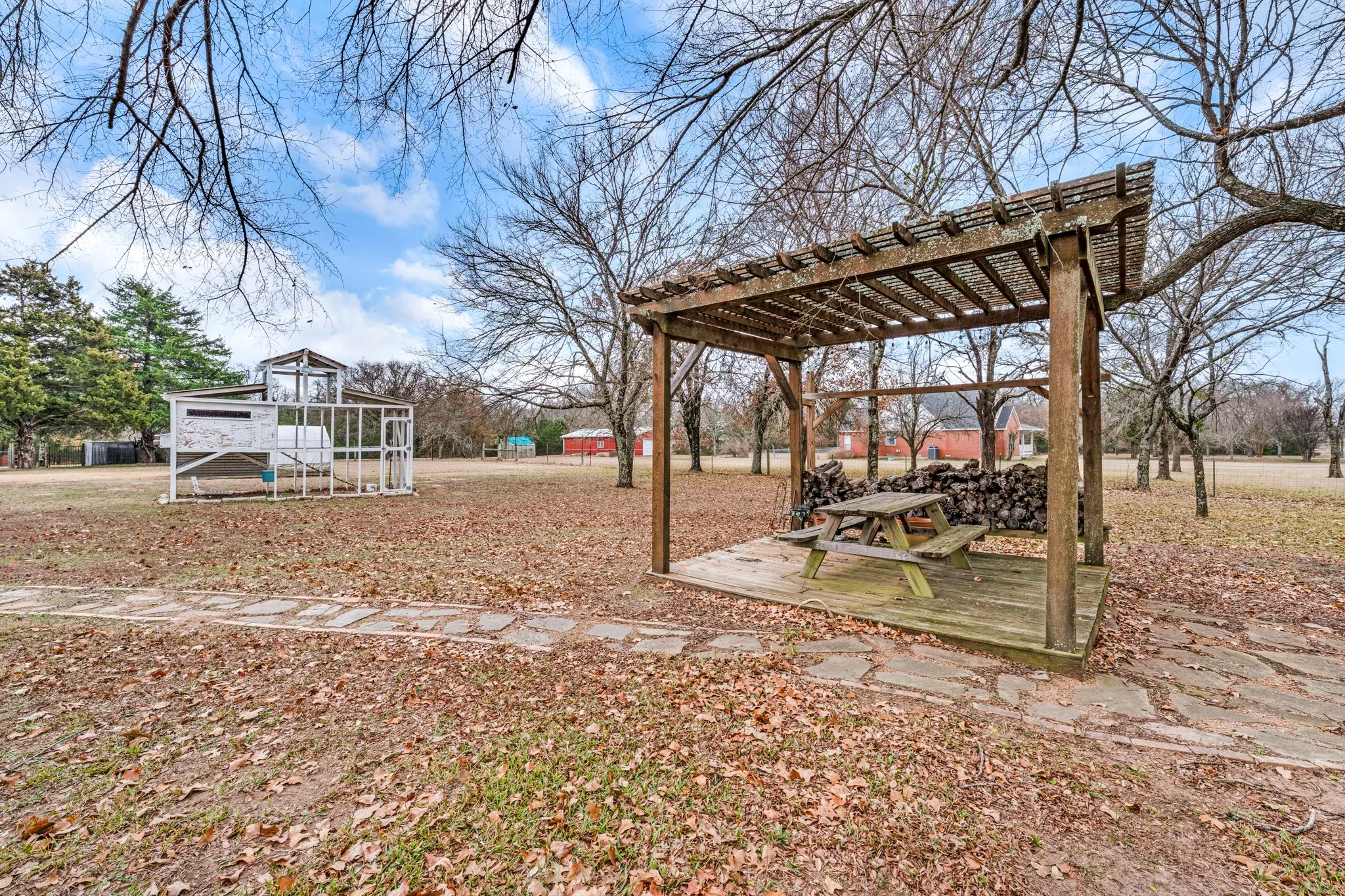 Single Family Residence For Sale in Hunt County , 10471 Holly Creek Road, Terrell, Texas 75160, 3 Bedroom, 2 Bathroom, 4 Garage spaces, 2,196 Sqft, built in 2006, Preowned, mls#21137335, Real Estate Agent in Terrell, Homes For Sale in Hunt county, Homes For Sale in Terrell, Realtor in Terrell Texas, Real Estate Brokerage Independent Realty Texas, Luminita Cordes Realtor