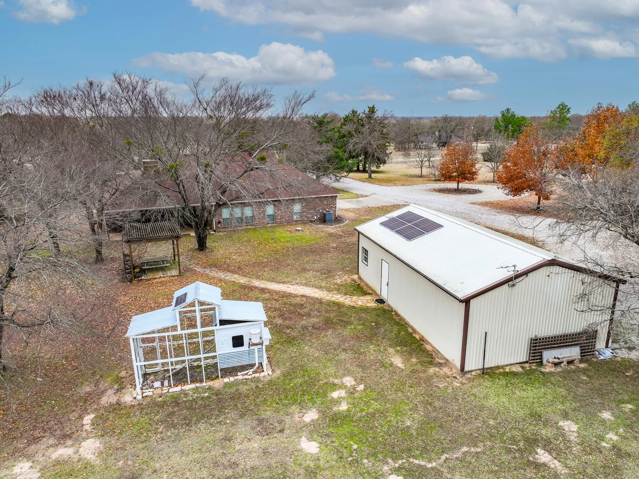 Single Family Residence For Sale in Hunt County , 10471 Holly Creek Road, Terrell, Texas 75160, 3 Bedroom, 2 Bathroom, 4 Garage spaces, 2,196 Sqft, built in 2006, Preowned, mls#21137335, Real Estate Agent in Terrell, Homes For Sale in Hunt county, Homes For Sale in Terrell, Realtor in Terrell Texas, Real Estate Brokerage Independent Realty Texas, Luminita Cordes Realtor