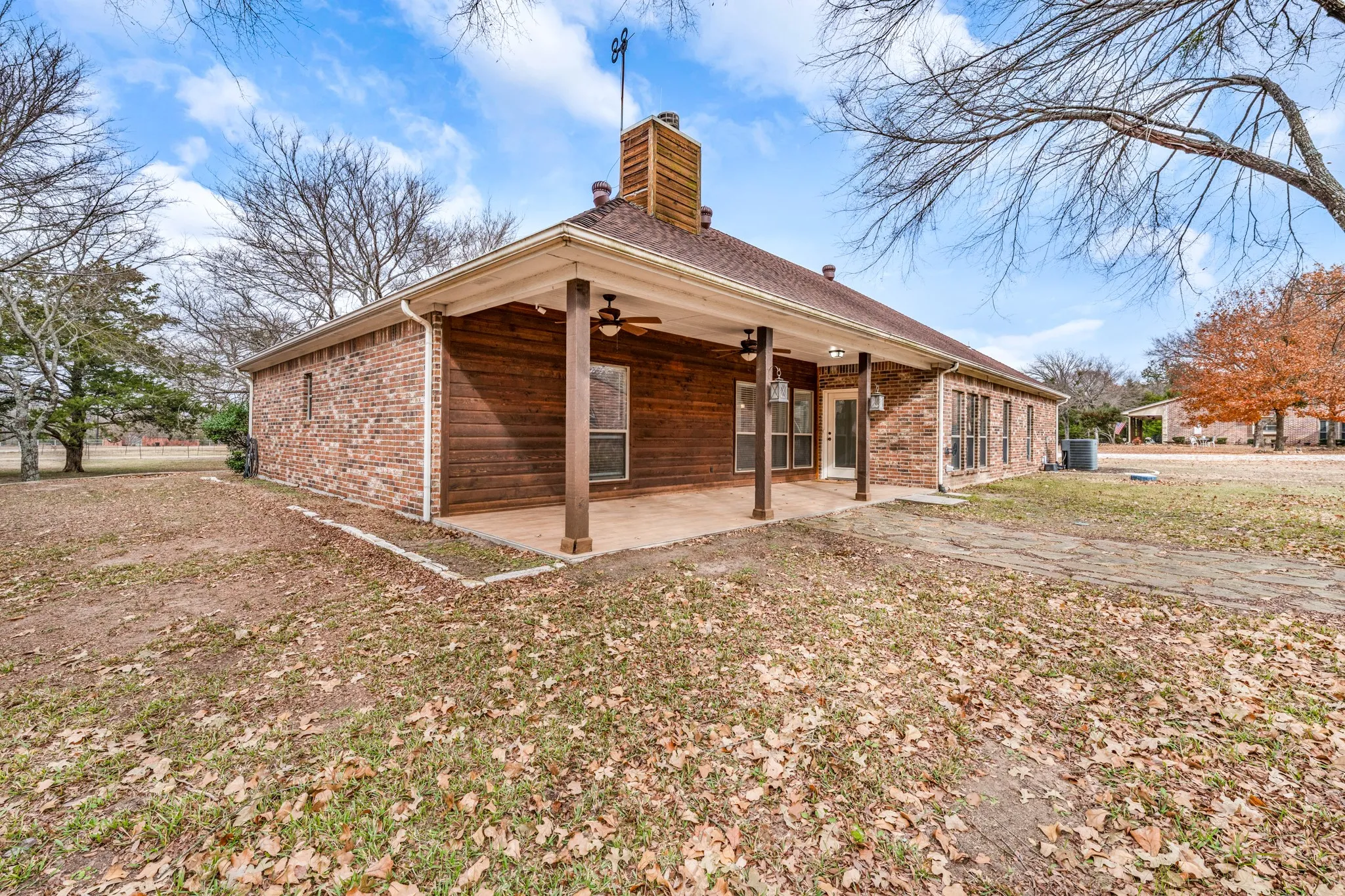Single Family Residence For Sale in Hunt County , 10471 Holly Creek Road, Terrell, Texas 75160, 3 Bedroom, 2 Bathroom, 4 Garage spaces, 2,196 Sqft, built in 2006, Preowned, mls#21137335, Real Estate Agent in Terrell, Homes For Sale in Hunt county, Homes For Sale in Terrell, Realtor in Terrell Texas, Real Estate Brokerage Independent Realty Texas, Luminita Cordes Realtor