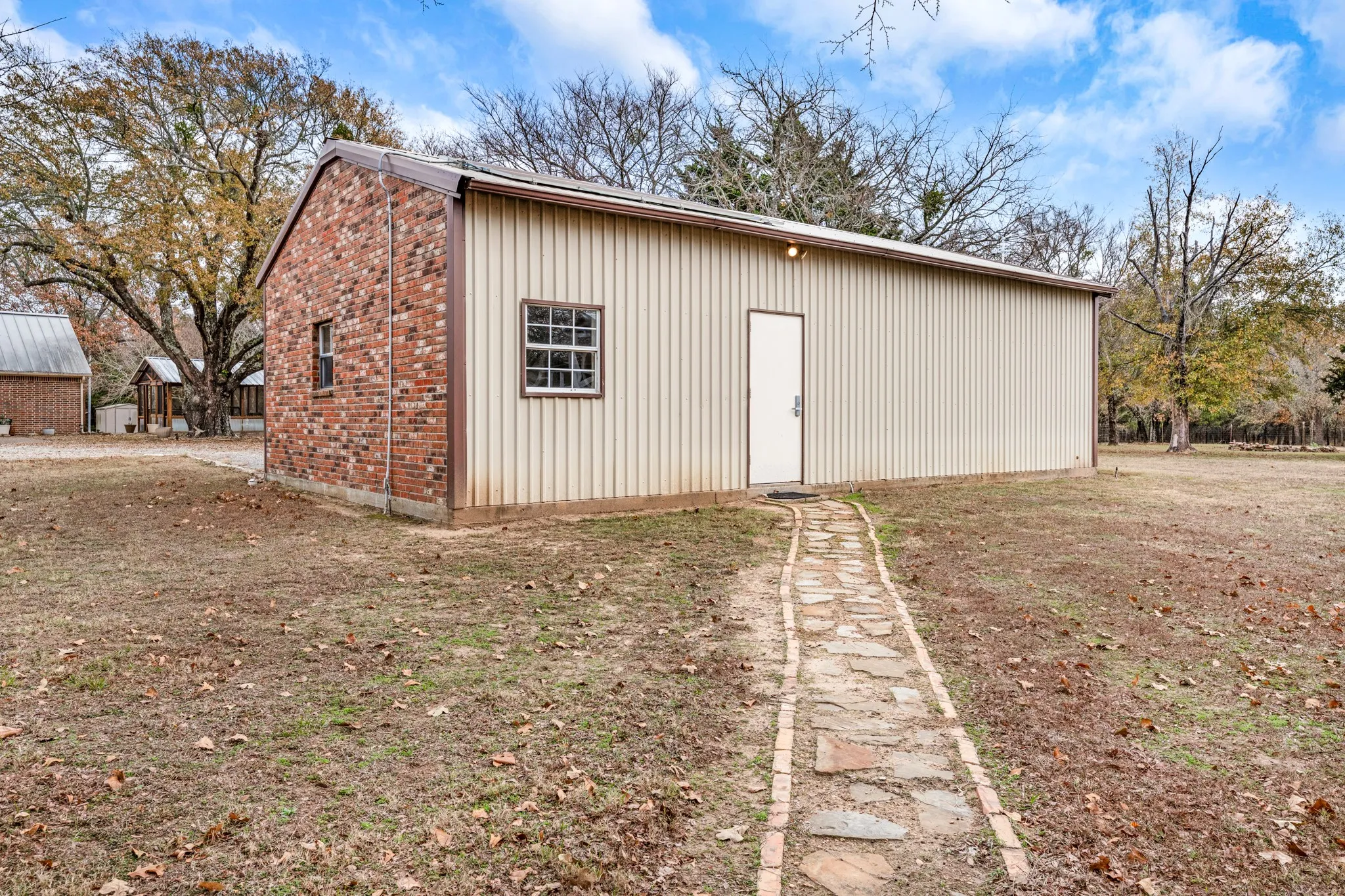 Single Family Residence For Sale in Hunt County , 10471 Holly Creek Road, Terrell, Texas 75160, 3 Bedroom, 2 Bathroom, 4 Garage spaces, 2,196 Sqft, built in 2006, Preowned, mls#21137335, Real Estate Agent in Terrell, Homes For Sale in Hunt county, Homes For Sale in Terrell, Realtor in Terrell Texas, Real Estate Brokerage Independent Realty Texas, Luminita Cordes Realtor