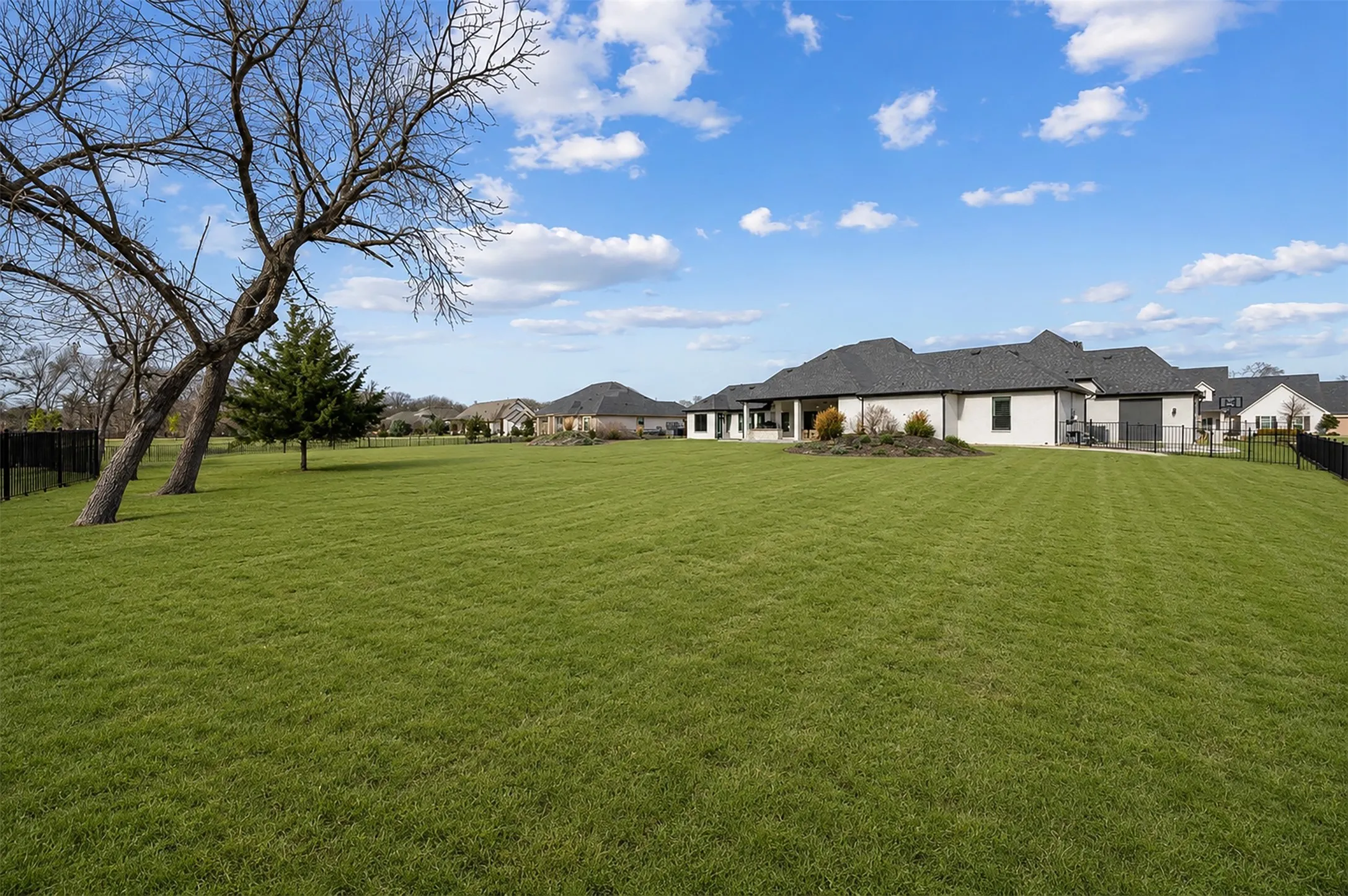Single Family Residence For Sale in Collin County , 2095 Honey Lane, Celina, Texas 75009, 4 Bedroom, 5 Bathroom, 4 Garage spaces, 4,687 Sqft, built in 2022, Preowned, mls#21150646, Real Estate Agent in Celina, Homes For Sale in Collin county, Homes For Sale in Celina, Realtor in Celina Texas, Real Estate Brokerage Independent Realty Texas, Luminita Cordes Realtor