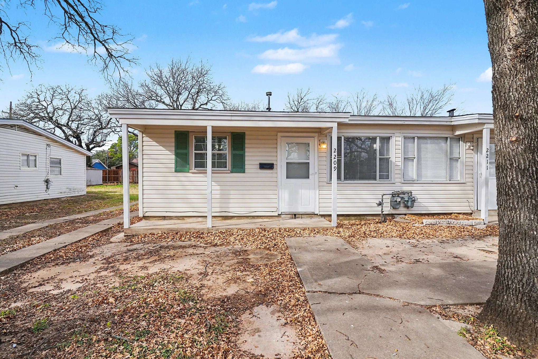 Single Family Residence For Rent in Tarrant County , 2209 Barbell Lane, Fort Worth, Texas 76111, 2 Bedrooms, 1 Bathroom, Garage spaces, 718 Sqft, built in 1953, Preowned, Price $1,295, mls#21152496, Real Estate Agent in Fort Worth, Homes For Rent in Tarrant county, Homes For Rent in Fort Worth, Realtor in Fort Worth Texas, Real Estate Brokerage Independent Realty Texas, Luminita Cordes Realtor