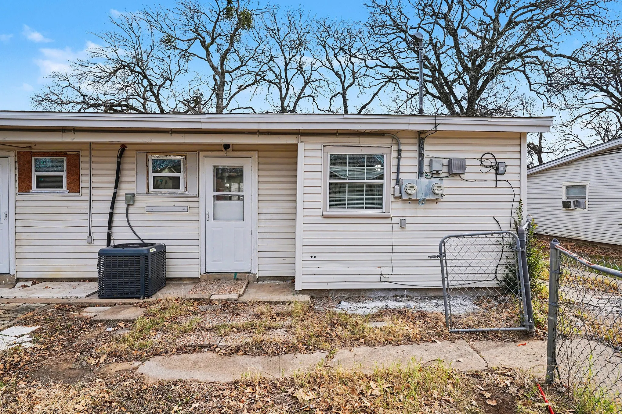 Single Family Residence For Rent in Tarrant County , 2209 Barbell Lane, Fort Worth, Texas 76111, 2 Bedrooms, 1 Bathroom, Garage spaces, 718 Sqft, built in 1953, Preowned, Price $1,295, mls#21152496, Real Estate Agent in Fort Worth, Homes For Rent in Tarrant county, Homes For Rent in Fort Worth, Realtor in Fort Worth Texas, Real Estate Brokerage Independent Realty Texas, Luminita Cordes Realtor