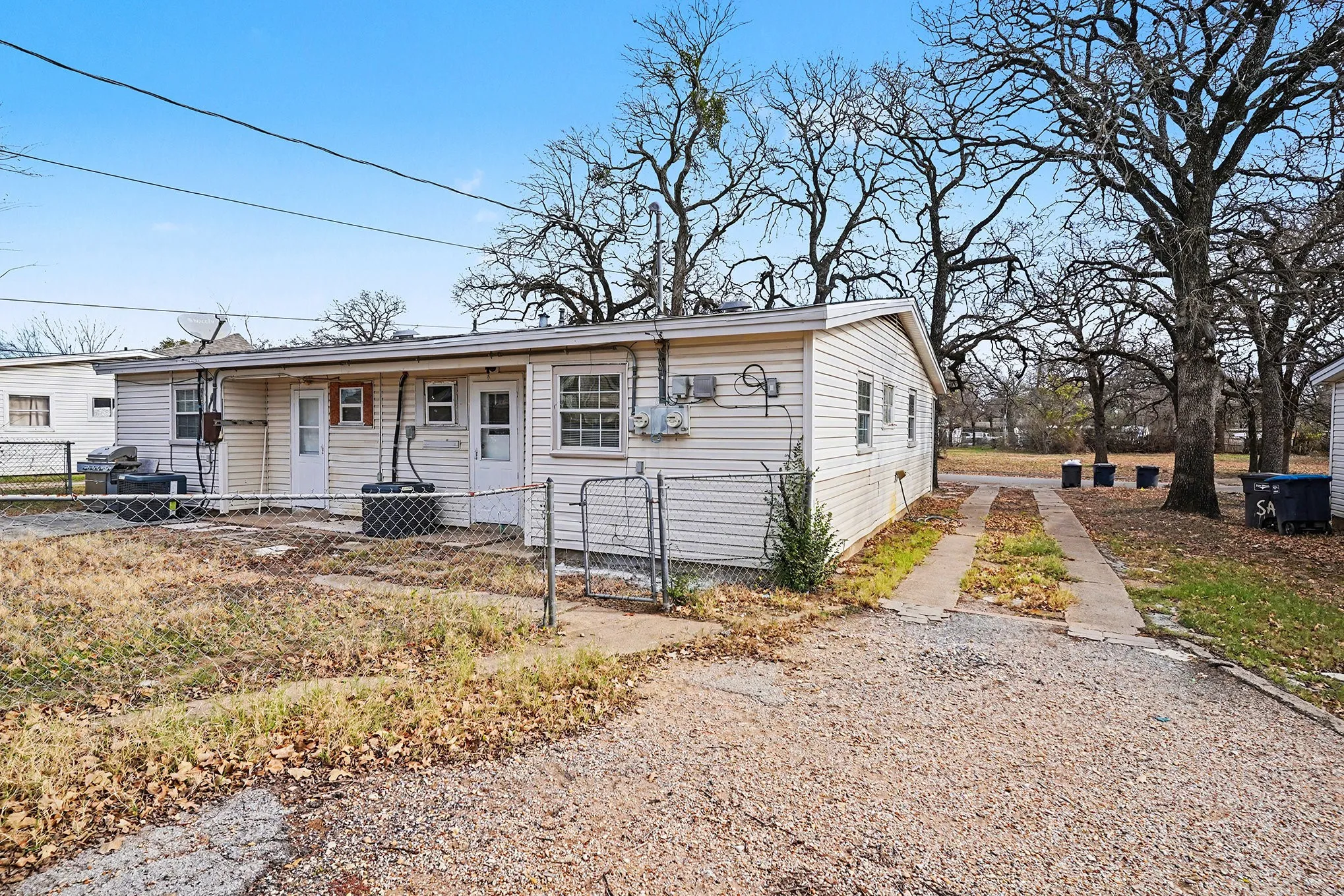 Single Family Residence For Rent in Tarrant County , 2209 Barbell Lane, Fort Worth, Texas 76111, 2 Bedrooms, 1 Bathroom, Garage spaces, 718 Sqft, built in 1953, Preowned, Price $1,295, mls#21152496, Real Estate Agent in Fort Worth, Homes For Rent in Tarrant county, Homes For Rent in Fort Worth, Realtor in Fort Worth Texas, Real Estate Brokerage Independent Realty Texas, Luminita Cordes Realtor