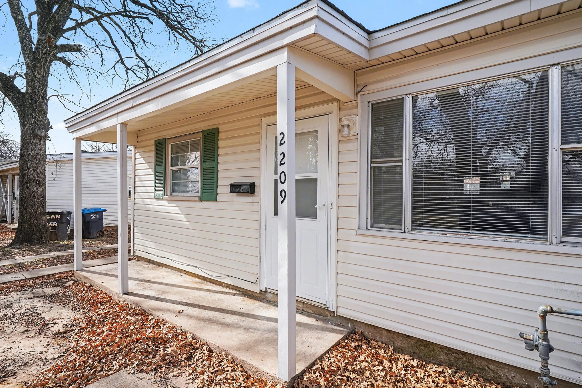 Single Family Residence For Rent in Tarrant County , 2209 Barbell Lane, Fort Worth, Texas 76111, 2 Bedrooms, 1 Bathroom, Garage spaces, 718 Sqft, built in 1953, Preowned, Price $1,295, mls#21152496, Real Estate Agent in Fort Worth, Homes For Rent in Tarrant county, Homes For Rent in Fort Worth, Realtor in Fort Worth Texas, Real Estate Brokerage Independent Realty Texas, Luminita Cordes Realtor