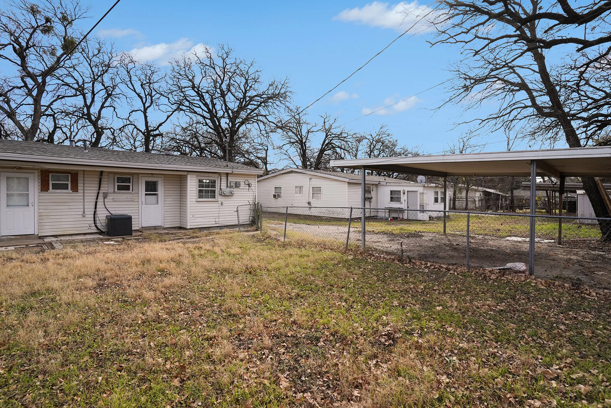 Single Family Residence For Rent in Tarrant County , 2209 Barbell Lane, Fort Worth, Texas 76111, 2 Bedrooms, 1 Bathroom, Garage spaces, 718 Sqft, built in 1953, Preowned, Price $1,295, mls#21152496, Real Estate Agent in Fort Worth, Homes For Rent in Tarrant county, Homes For Rent in Fort Worth, Realtor in Fort Worth Texas, Real Estate Brokerage Independent Realty Texas, Luminita Cordes Realtor