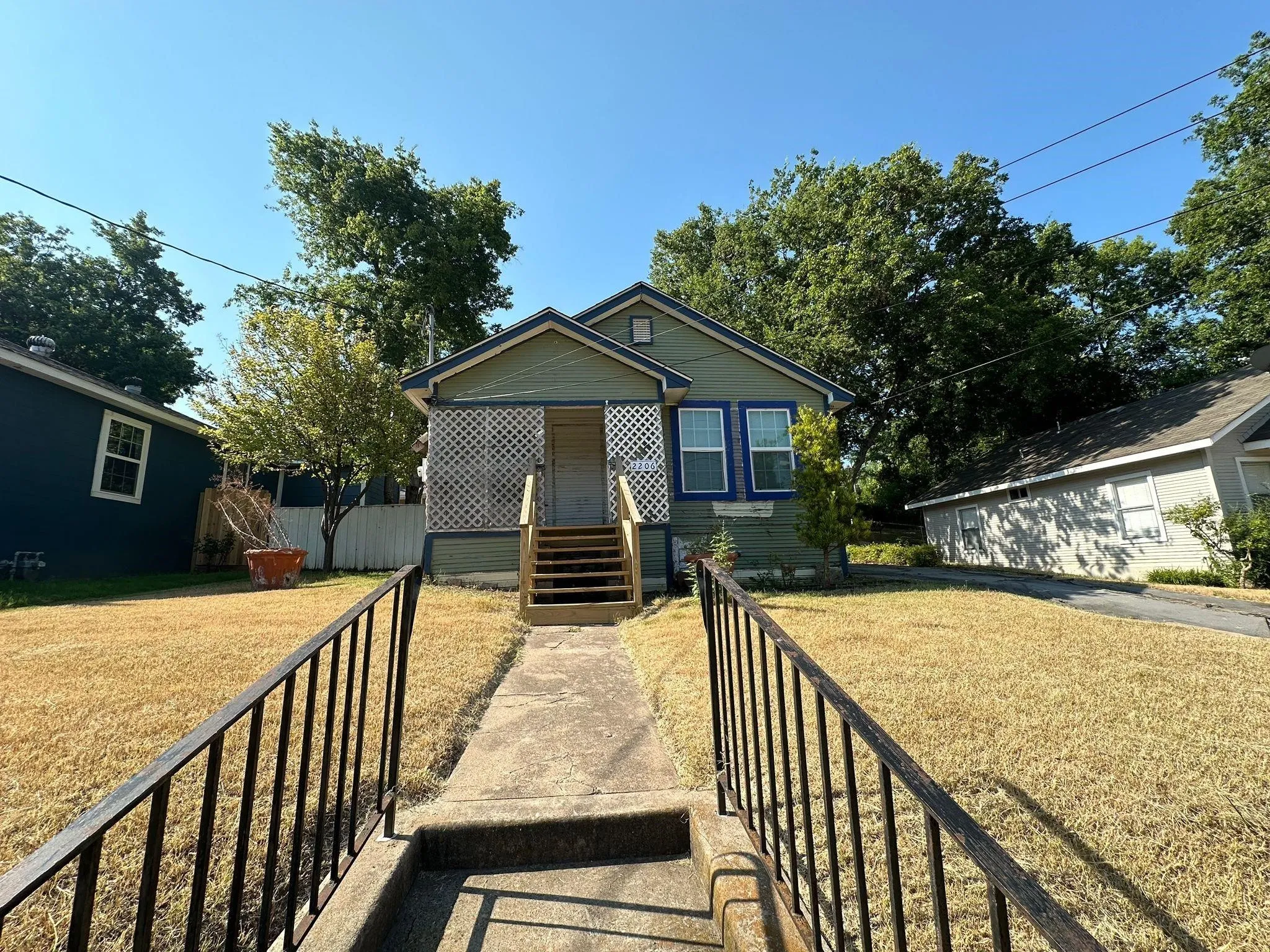 Single Family Residence For Rent in Dallas County , 2206 Rockefeller Boulevard, Dallas, Texas 75203, 2 Bedrooms, 1 Bathroom, 2 Garage spaces, 680 Sqft, built in 1950, Preowned, Price $1,450, mls#21149404, Real Estate Agent in Dallas, Homes For Rent in Dallas county, Homes For Rent in Dallas, Realtor in Dallas Texas, Real Estate Brokerage Independent Realty Texas, Luminita Cordes Realtor