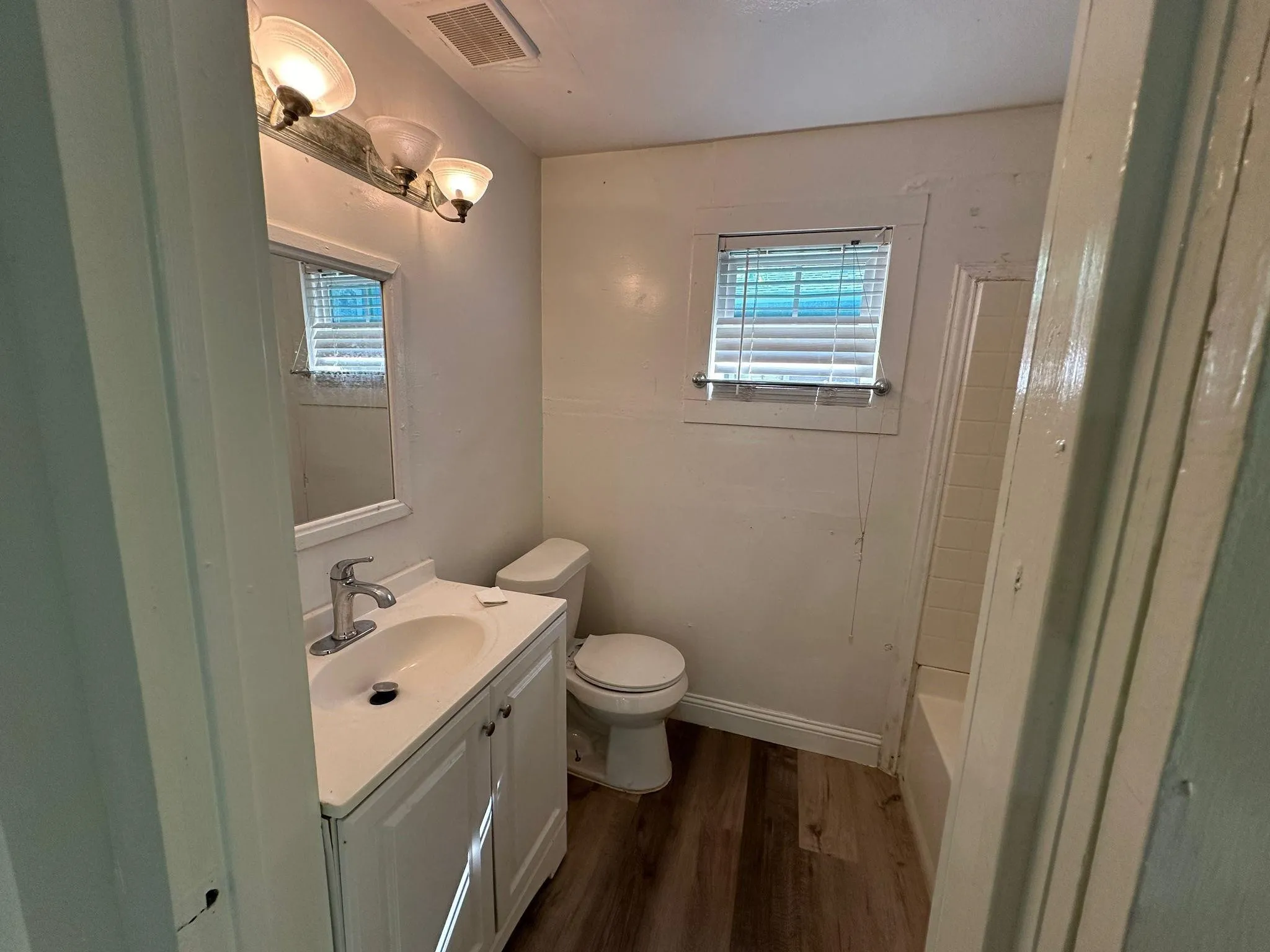 Single Family Residence For Rent in Dallas County , 2206 Rockefeller Boulevard, Dallas, Texas 75203, 2 Bedrooms, 1 Bathroom, 2 Garage spaces, 680 Sqft, built in 1950, Preowned, Price $1,450, mls#21149404, Real Estate Agent in Dallas, Homes For Rent in Dallas county, Homes For Rent in Dallas, Realtor in Dallas Texas, Real Estate Brokerage Independent Realty Texas, Luminita Cordes Realtor
