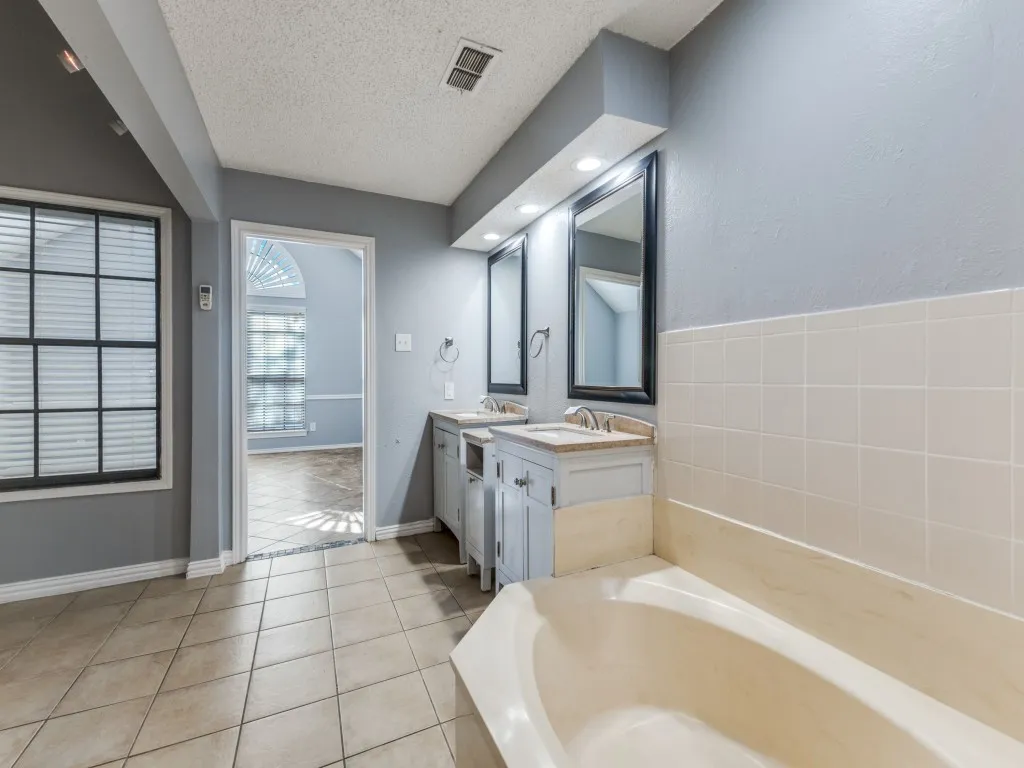 Single Family Residence For Sale in Dallas County , 205 Benwynd Drive, Mesquite, Texas 75149, 3 Bedroom, 3 Bathroom, Garage spaces, 2,521 Sqft, built in 1984, Preowned, mls#21152700, Real Estate Agent in Mesquite, Homes For Sale in Dallas county, Homes For Sale in Mesquite, Realtor in Mesquite Texas, Real Estate Brokerage Independent Realty Texas, Luminita Cordes Realtor