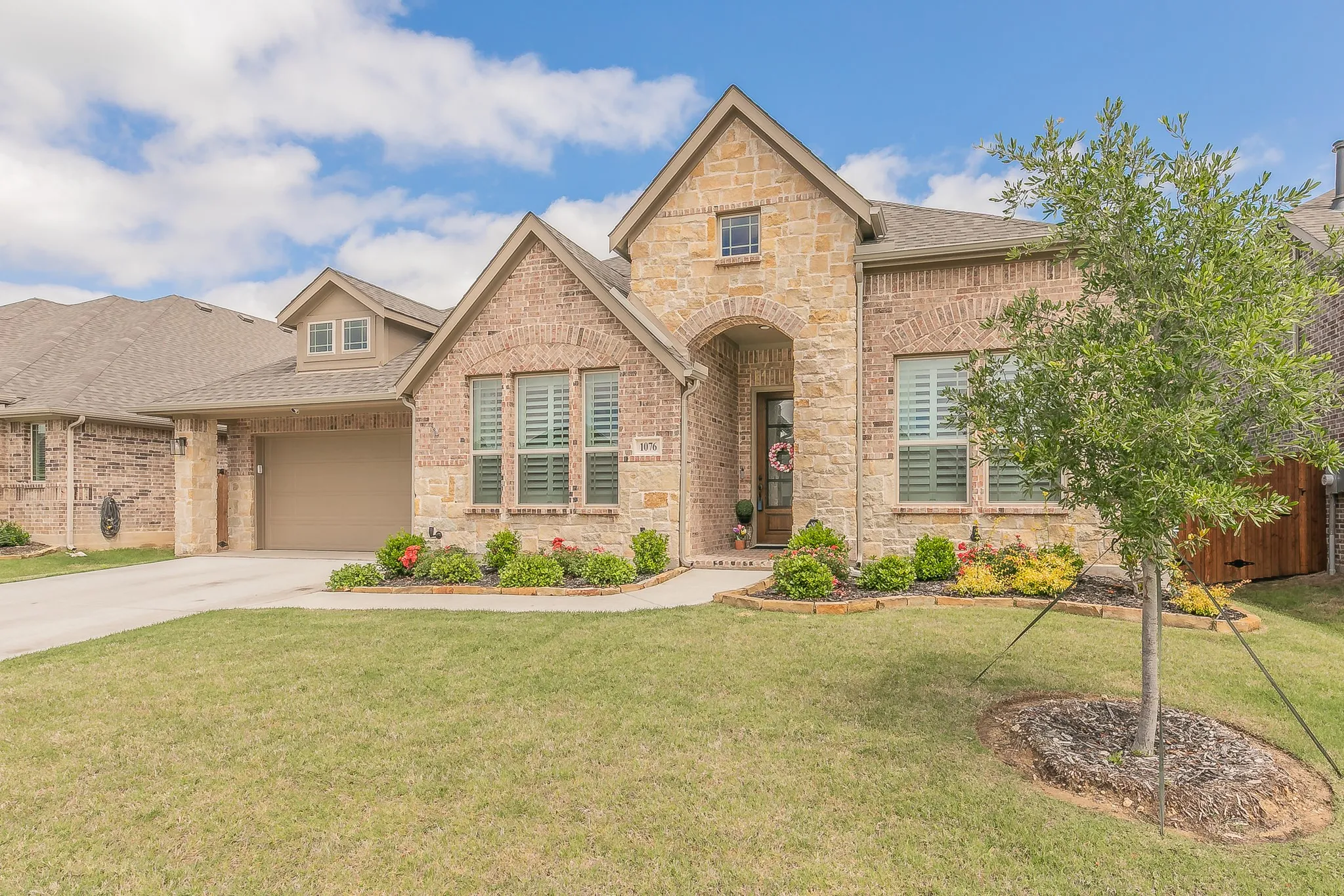 Single Family Residence For Sale in Denton County , 1076 Fleetwood Drive, Justin, Texas 76247, 3 Bedroom, 3 Bathroom, 2 Garage spaces, 2,521 Sqft, built in 2023, Preowned, mls#21152497, Real Estate Agent in Justin, Homes For Sale in Denton county, Homes For Sale in Justin, Realtor in Justin Texas, Real Estate Brokerage Independent Realty Texas, Luminita Cordes Realtor
