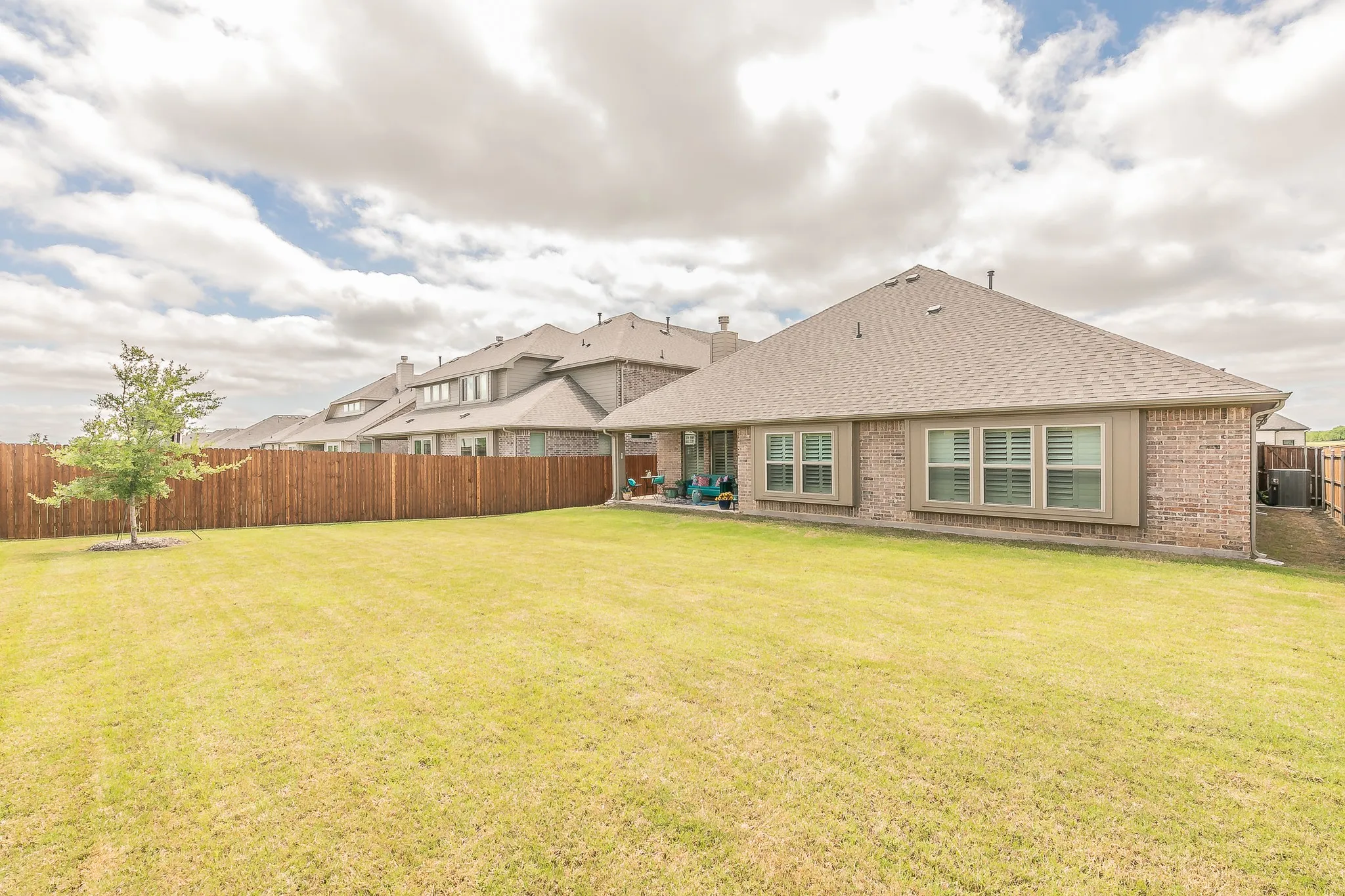 Single Family Residence For Sale in Denton County , 1076 Fleetwood Drive, Justin, Texas 76247, 3 Bedroom, 3 Bathroom, 2 Garage spaces, 2,521 Sqft, built in 2023, Preowned, mls#21152497, Real Estate Agent in Justin, Homes For Sale in Denton county, Homes For Sale in Justin, Realtor in Justin Texas, Real Estate Brokerage Independent Realty Texas, Luminita Cordes Realtor